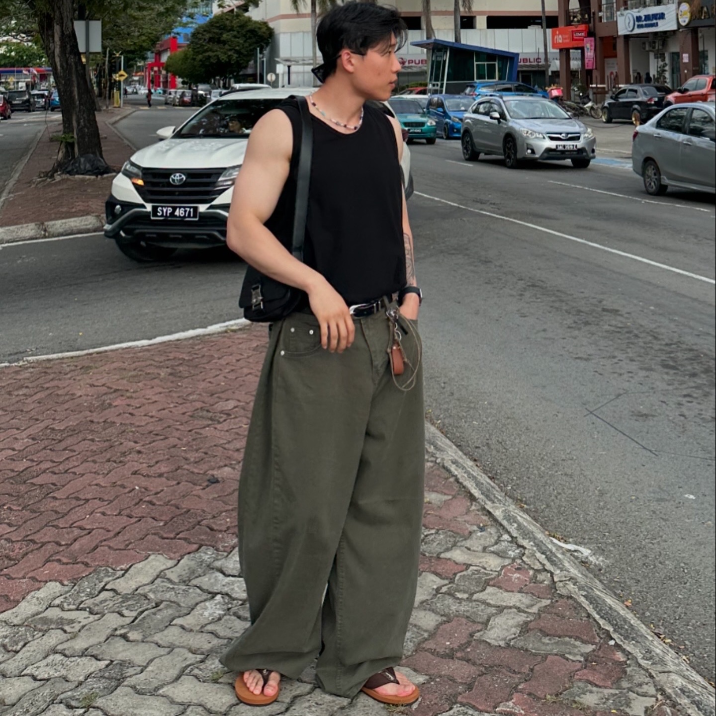 Our Legacy Ladon Leather Keychain Olive 착용 스타일 - 1