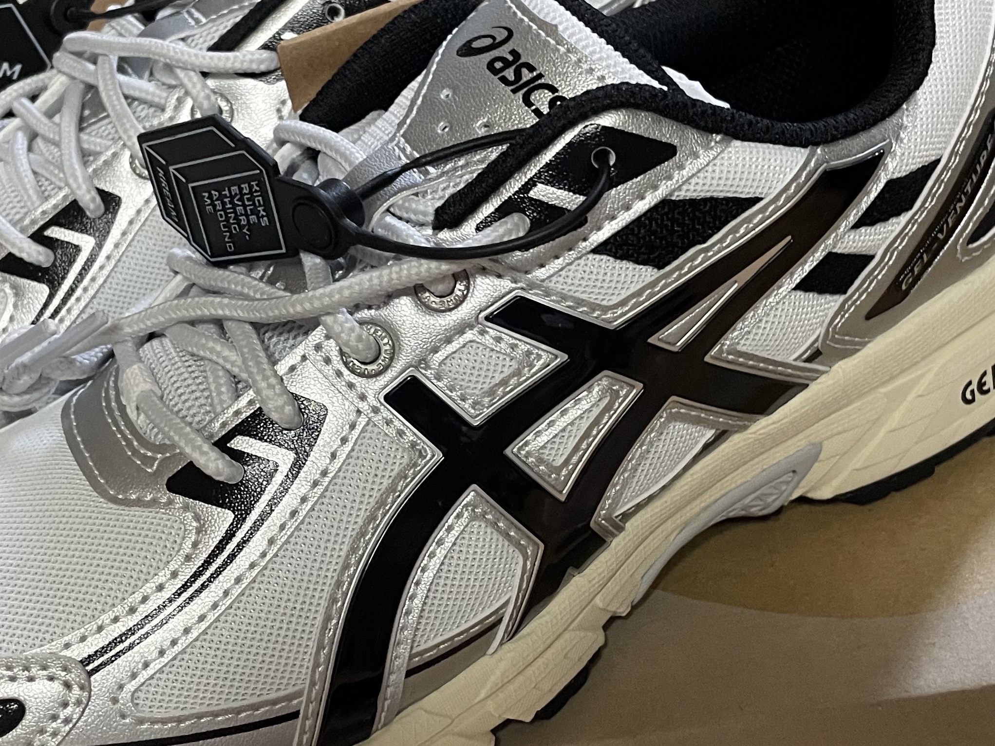 Asics Gel-Venture 6 White Black 착용 스타일