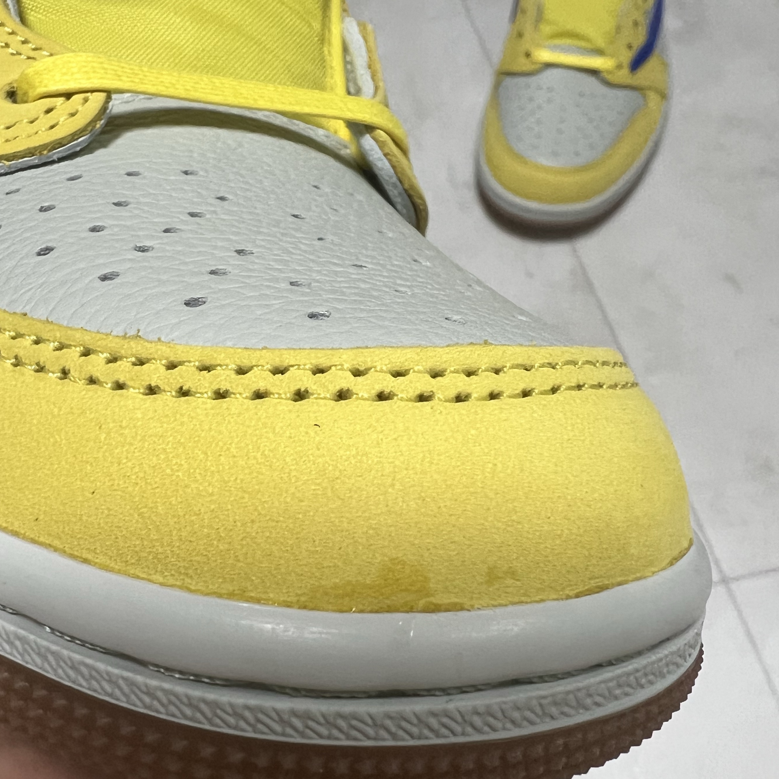 (W) Jordan 1 x Travis Scott Retro Low OG SP Canary 착용 스타일 - 3