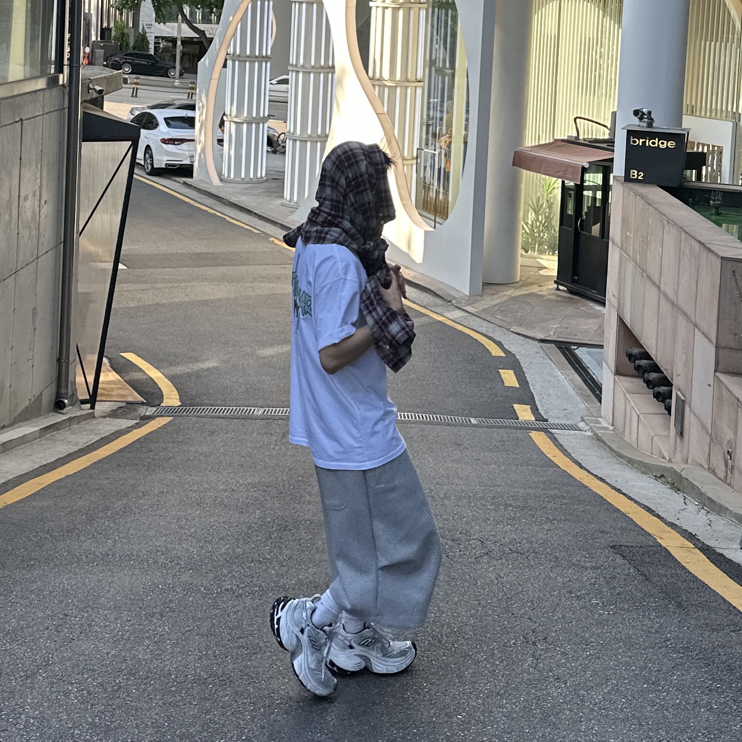 Balenciaga 10XL Sneakers White Grey Silver Black 착용 스타일 - 5