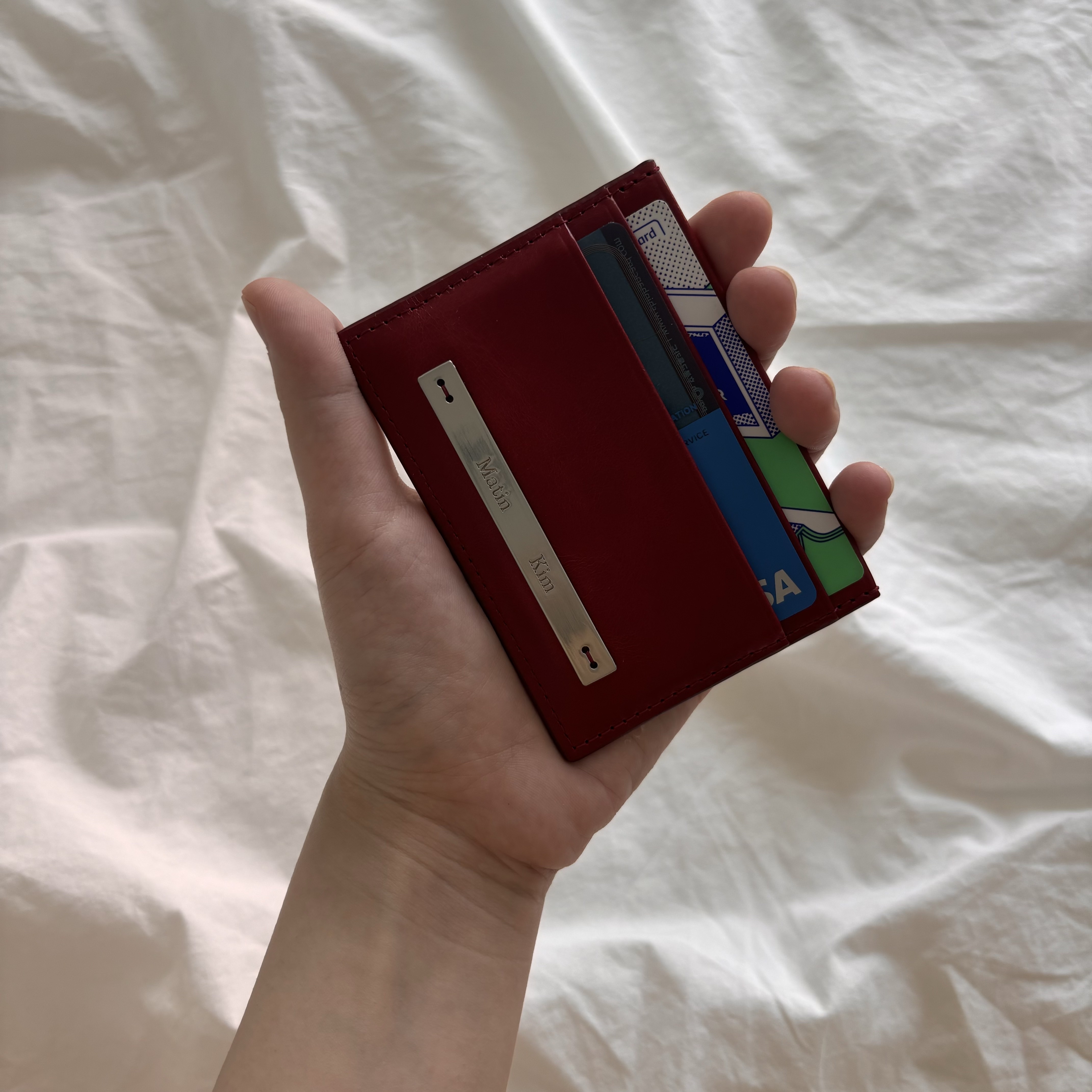 Matin Kim Vintage Card Wallet Red 착용 스타일 - 2