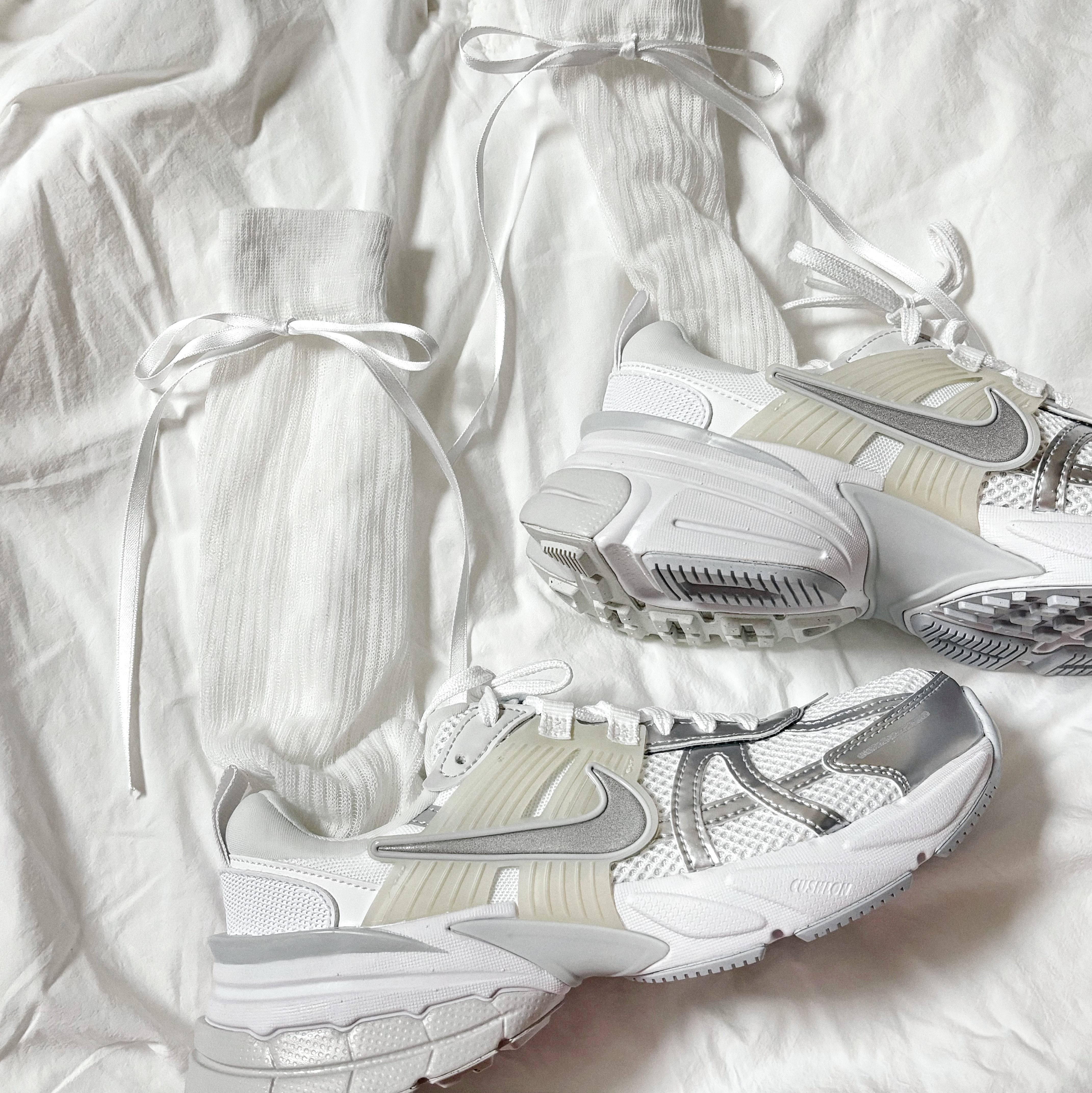 Nike V2K Run Metallic Silver White 착용 스타일