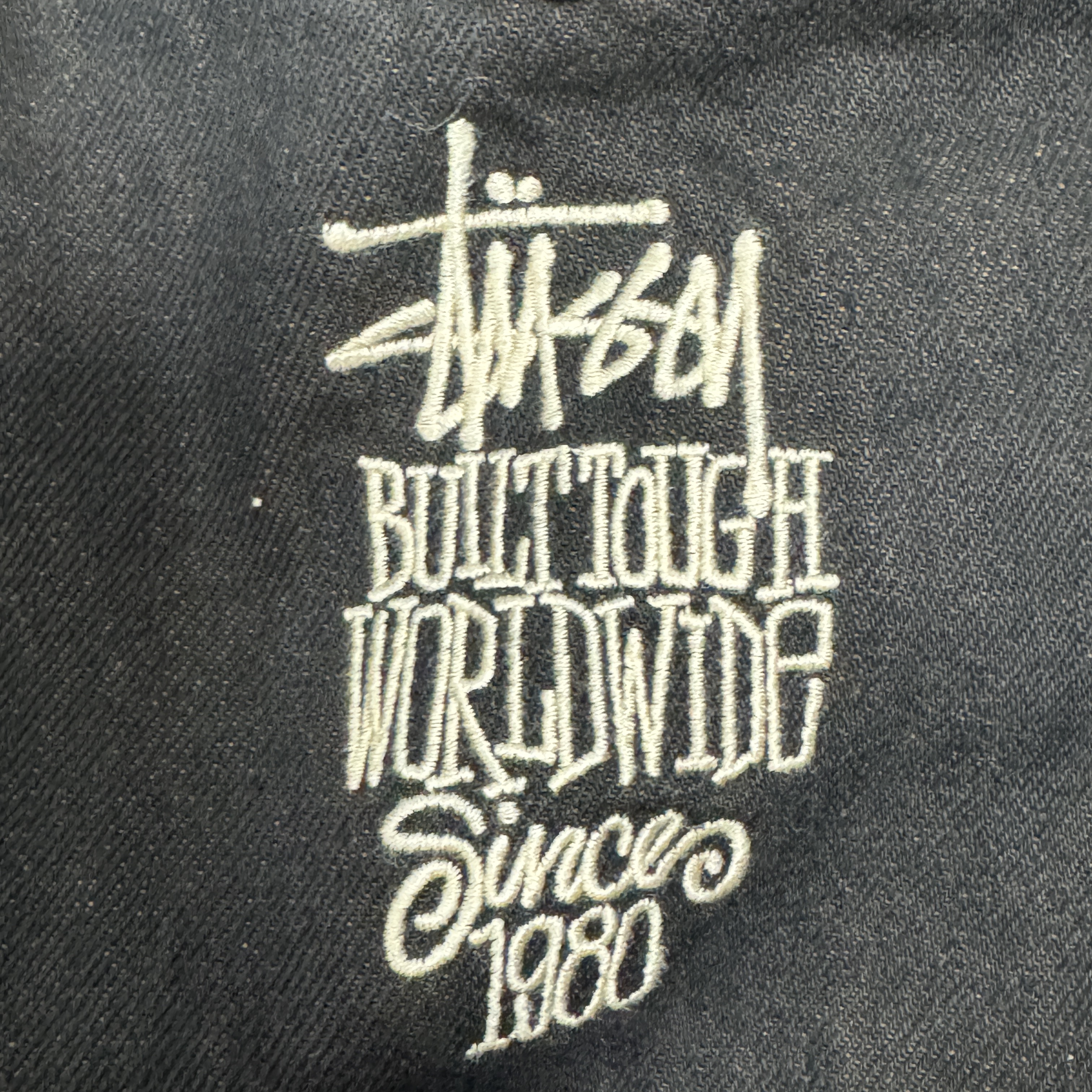 Stussy x Levi's Crispy Rinse Trucker Jacket Black 착용 스타일 - 2