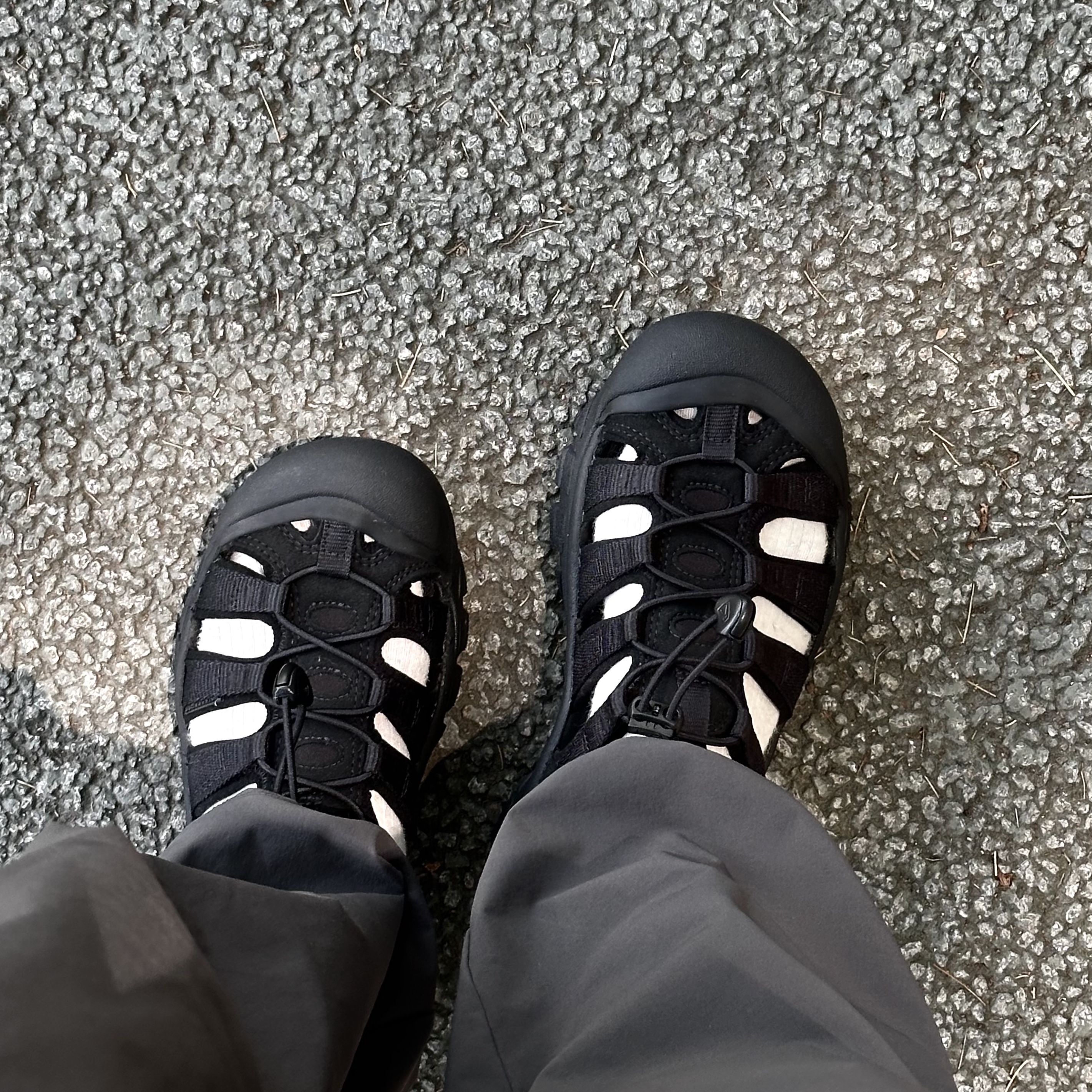 (W) Keen Newport H2 Triple Black 착용 스타일