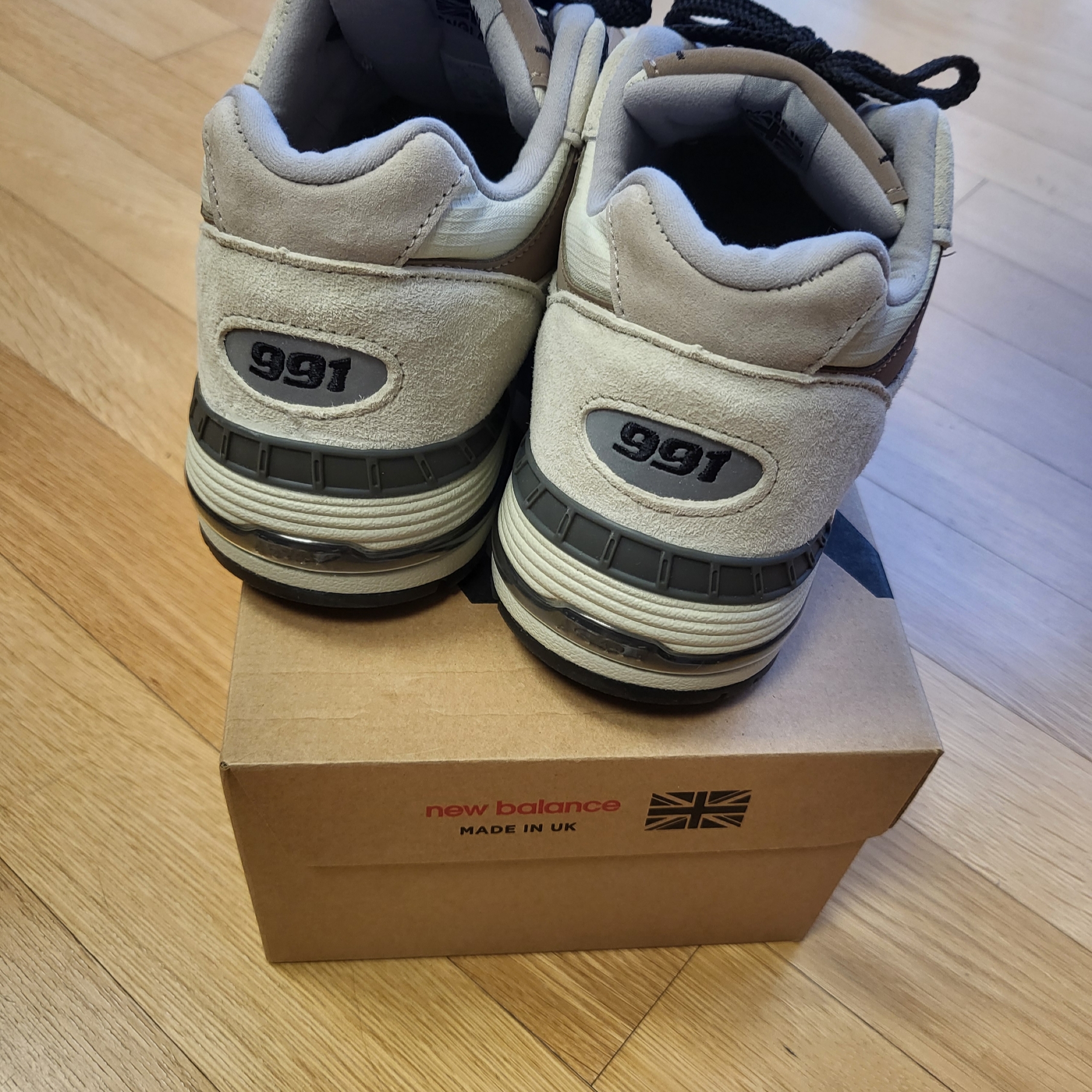 New Balance 990v2 Made in USA Marblehead Incense, New Balance 991 Made in UK Finale Pale Khaki Silver Mink 착용 스타일 - 8