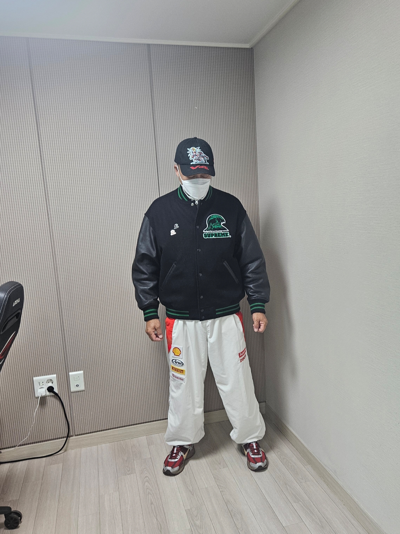 Supreme Wave Varsity Jacket Black - 24SS, Supreme S Logo Loose Fit Jean Washed Blue - 24SS 착용 스타일 - 5