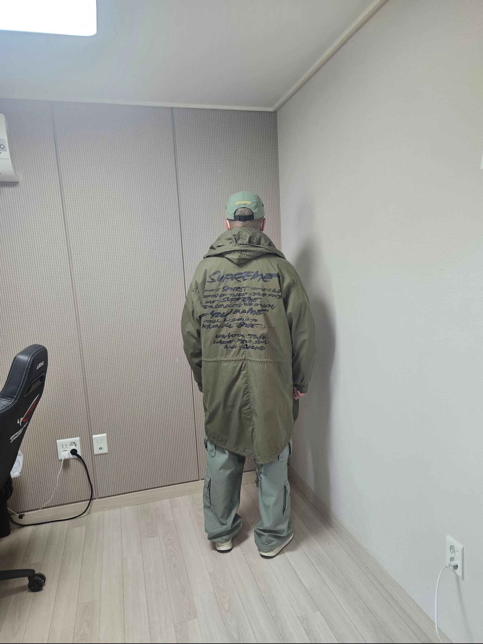 Supreme Cargo Pants Olive - 23FW, Supreme S/S Pocket T-Shirt Tiger Camo - 24SS 착용 스타일 - 5