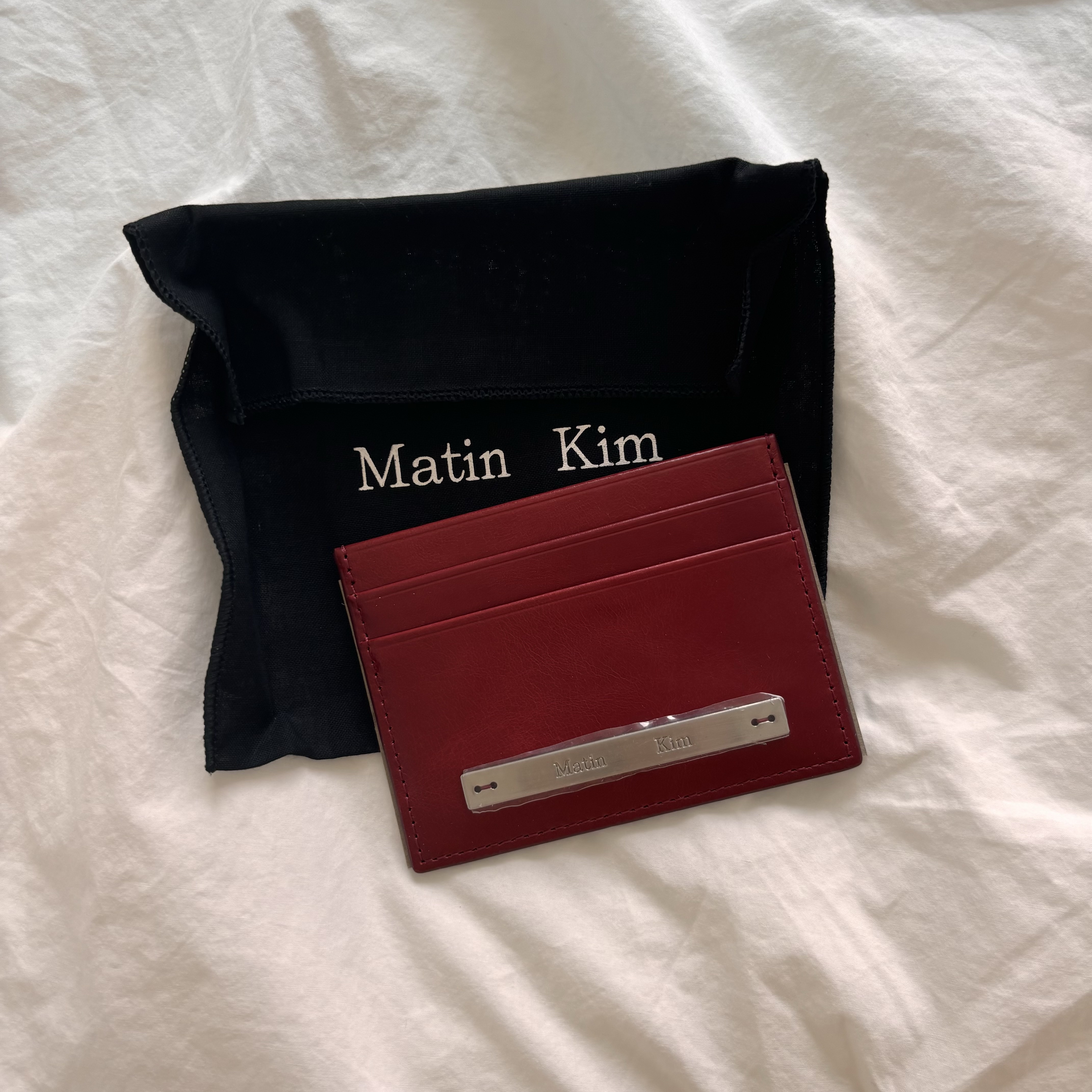 Matin Kim Vintage Card Wallet Red 착용 스타일 - 1