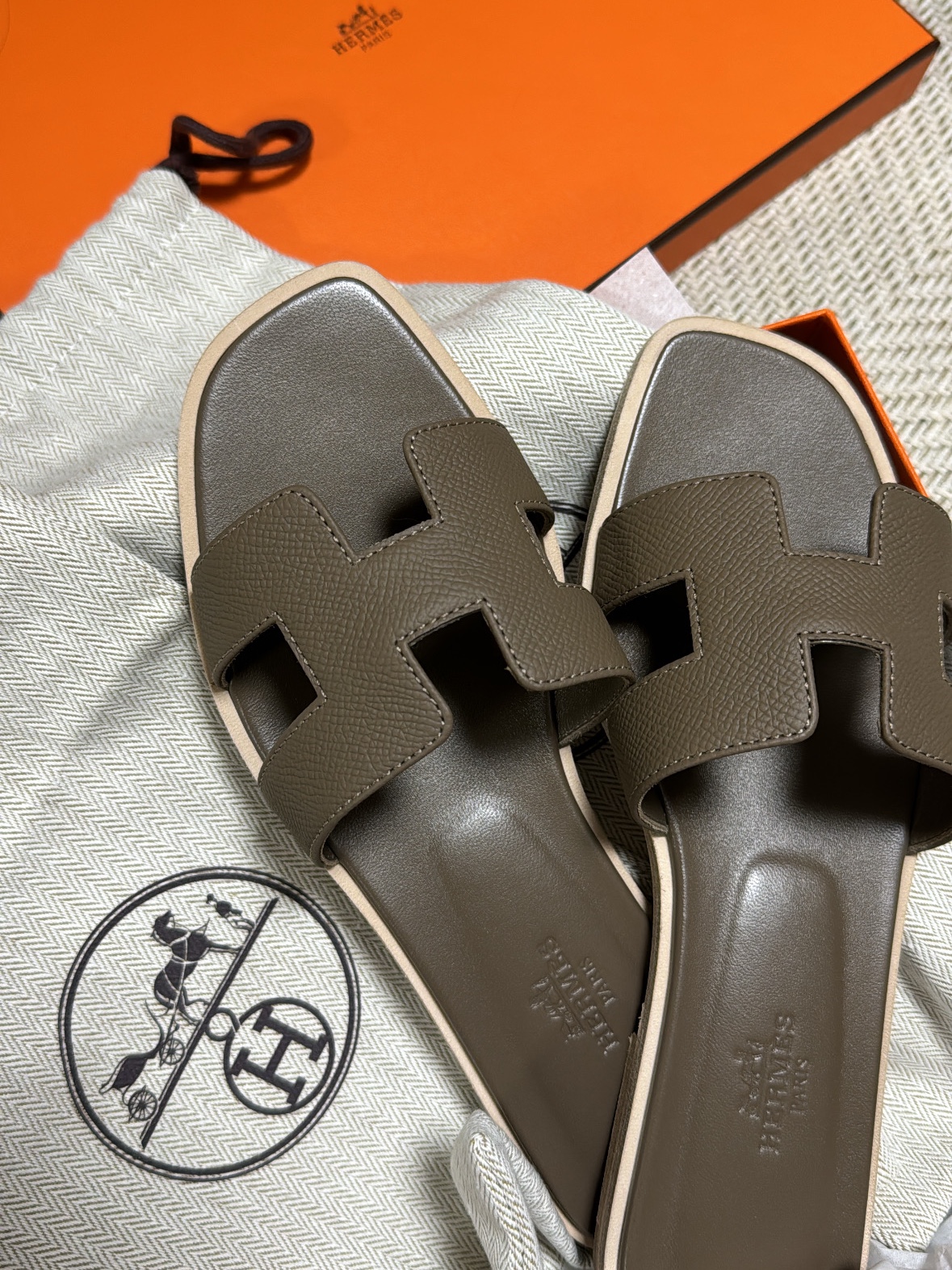 (W) Hermes Oran Sandal Epsom & Etoupe 착용 스타일