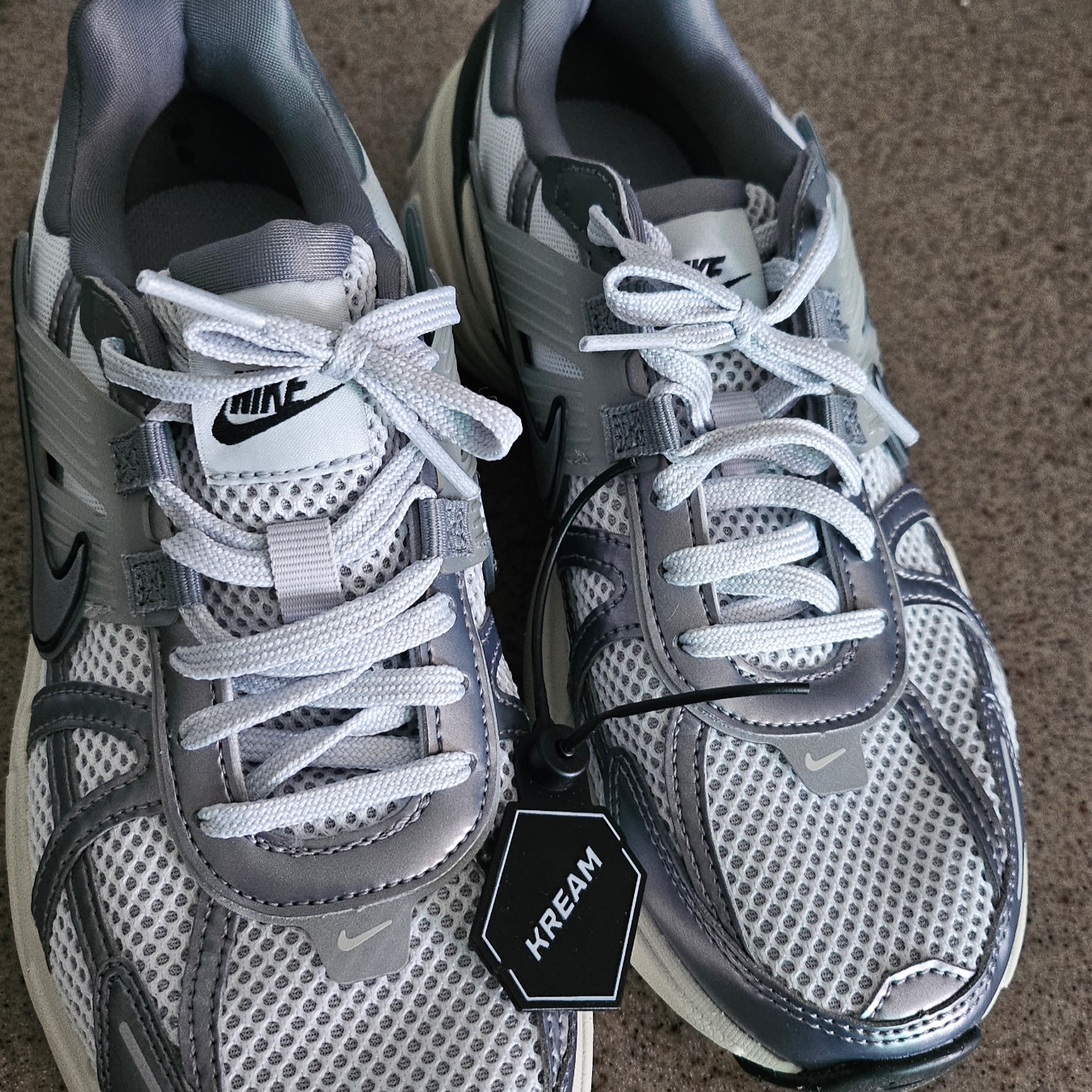 Nike V2K Run Pure Platinum Wolf Grey 착용 스타일 - 1