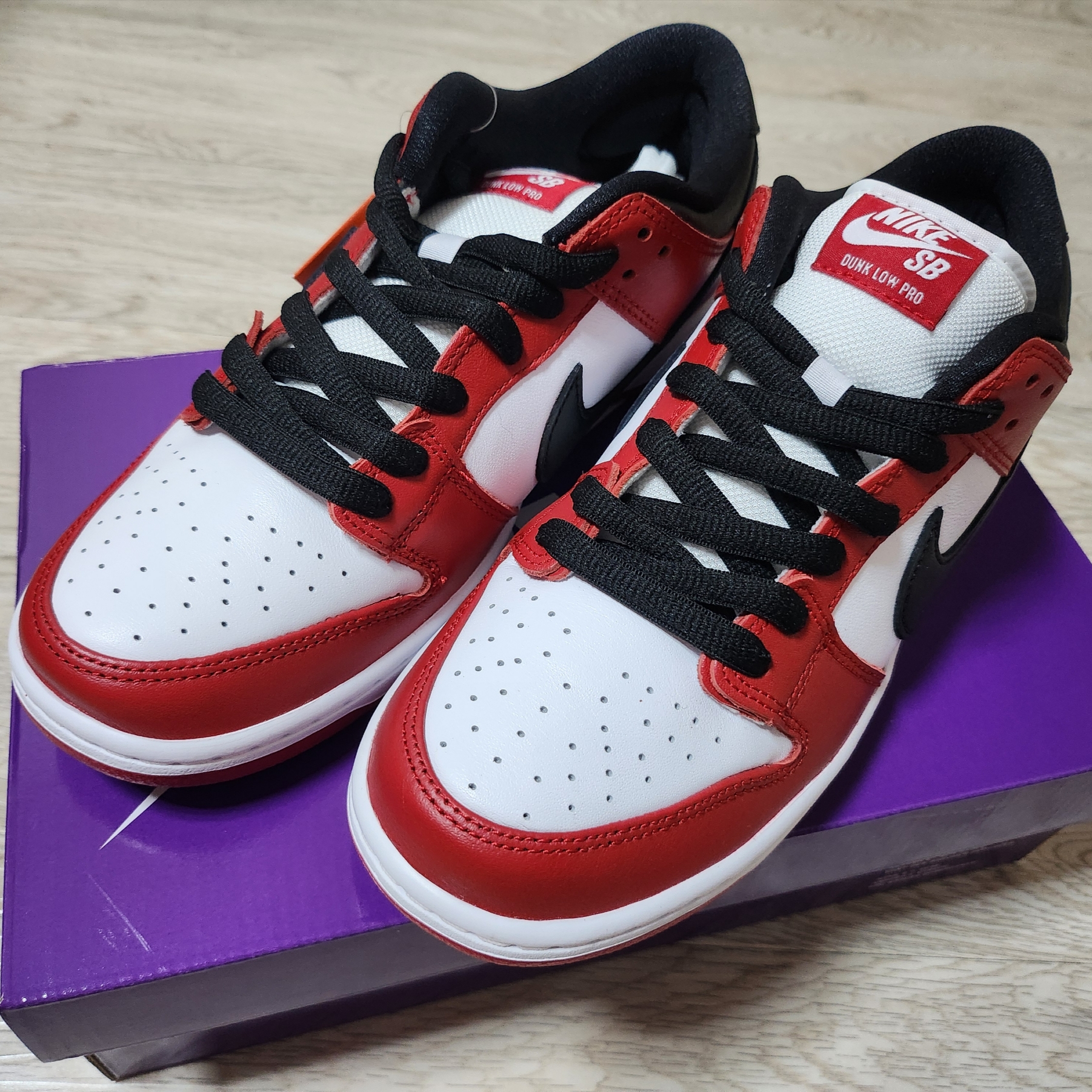 Nike SB Dunk Low Pro Chicago 착용 스타일 - 1