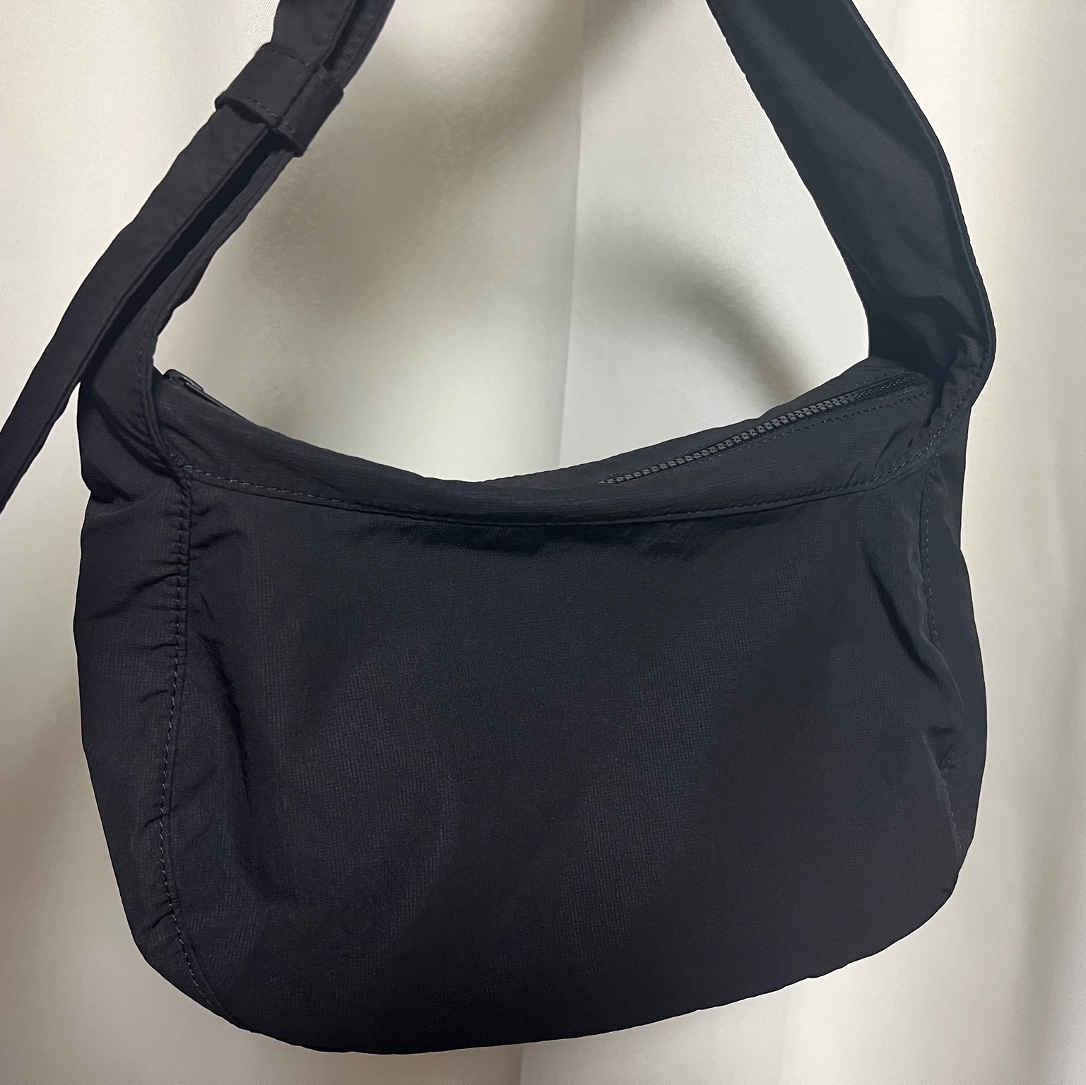 COS Nylon Crossbody Saddle Bag Black 착용 스타일