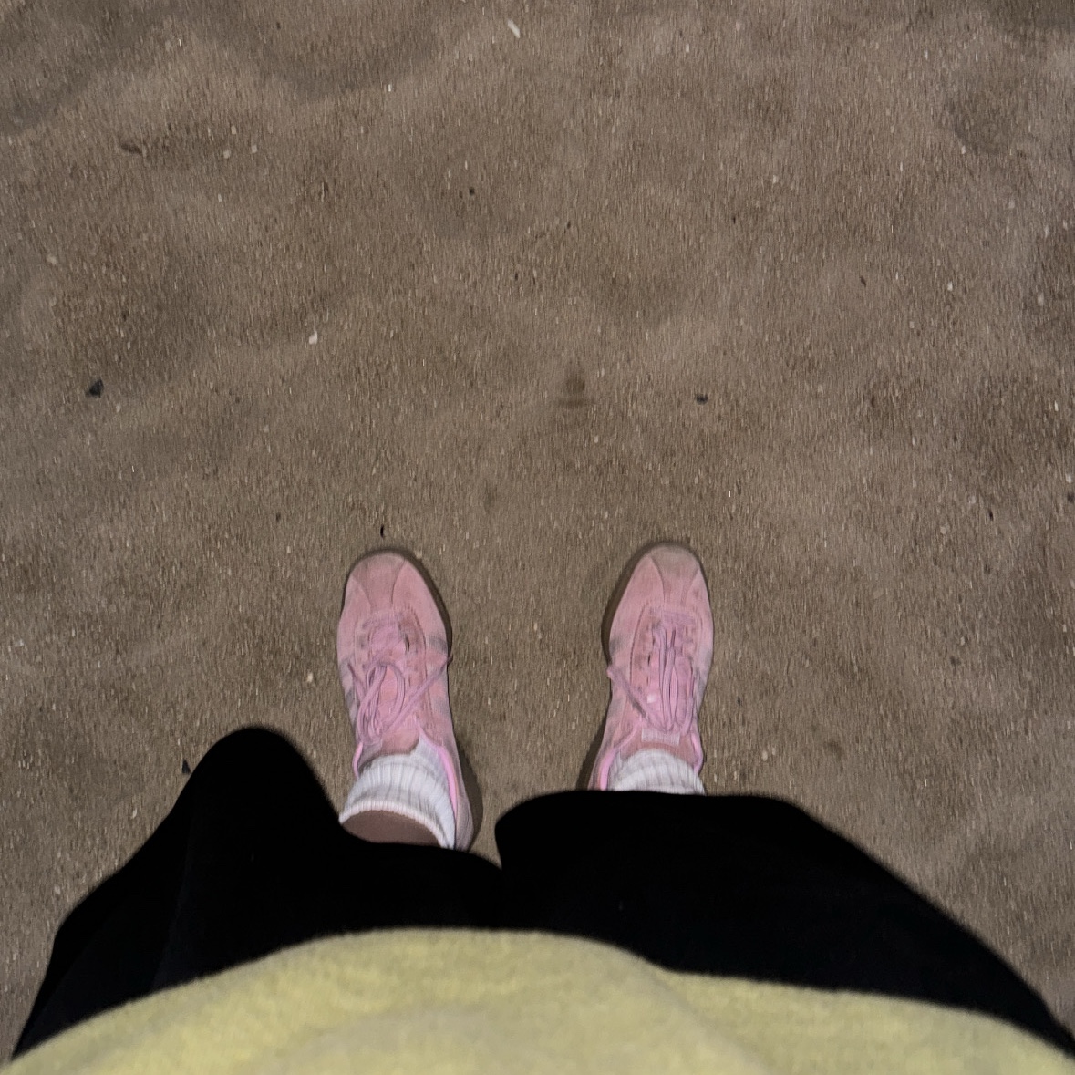 Adidas Bermuda Glow Pink 착용 스타일 - 1