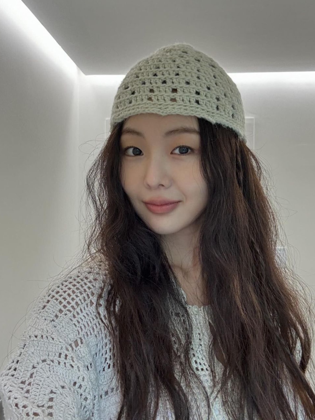 The Greatest Crochet Beanie Beige, (W) Vivienne Westwood Line Orb Embroidery Basque Crochet Bucket Hat Off White 착용 스타일 - 5