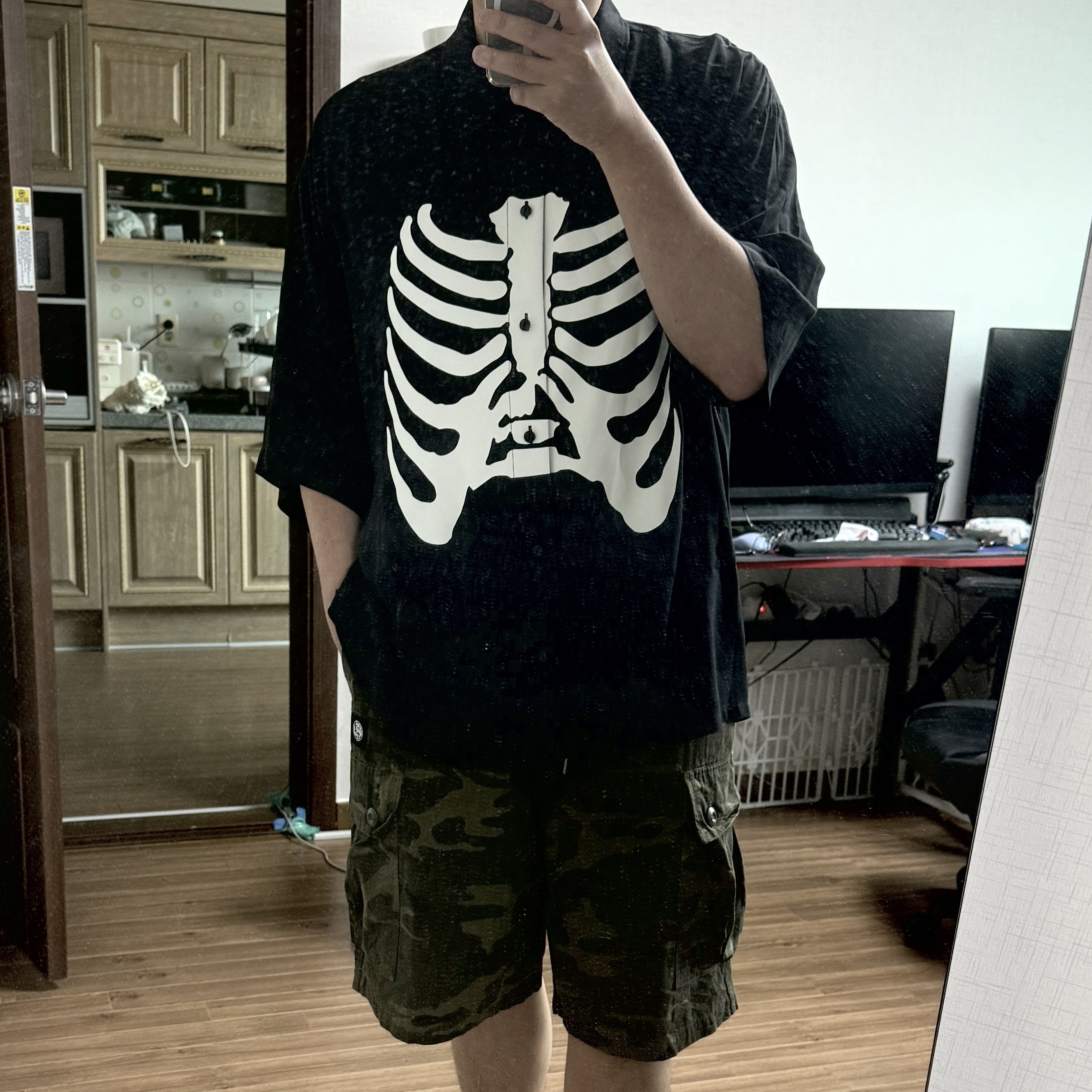 Vans x Mark SBTG Skelleton Short Sleeve Shirt Black 착용 스타일