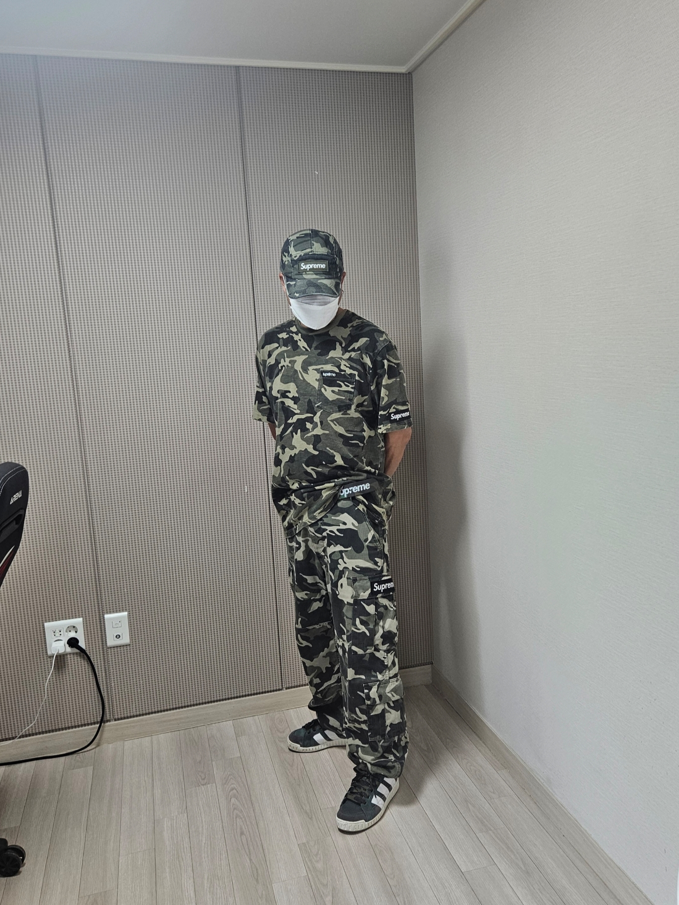 Supreme Cargo Pants Olive Camo - 23SS, Supreme S/S Pocket T-Shirt Olive Camo - 23SS 착용 스타일 - 3