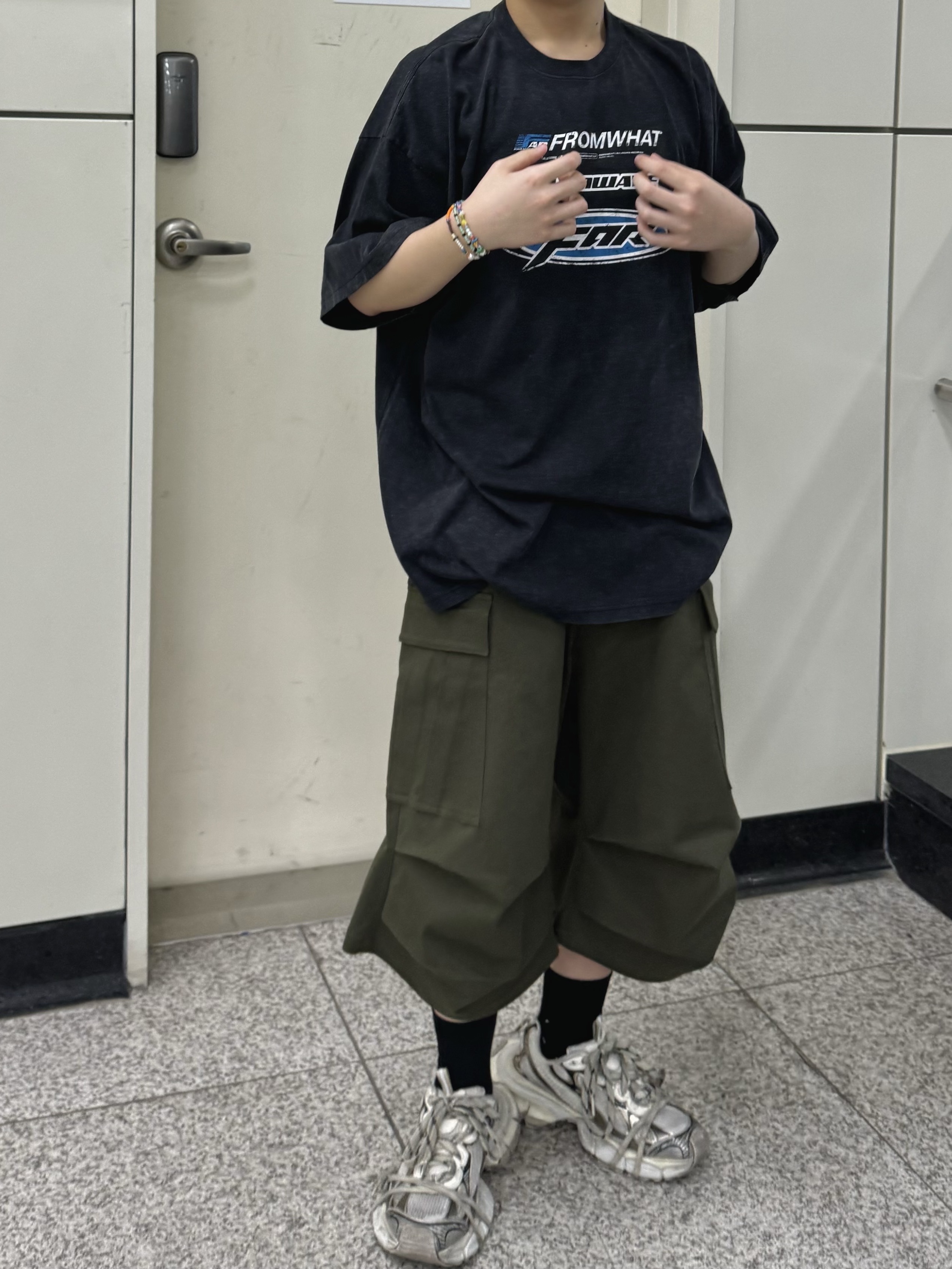 Farfromwhat Far Washed Logo T-Shirt Black, Nonnod Side Cargo Shorts Khaki 착용 스타일 - 3