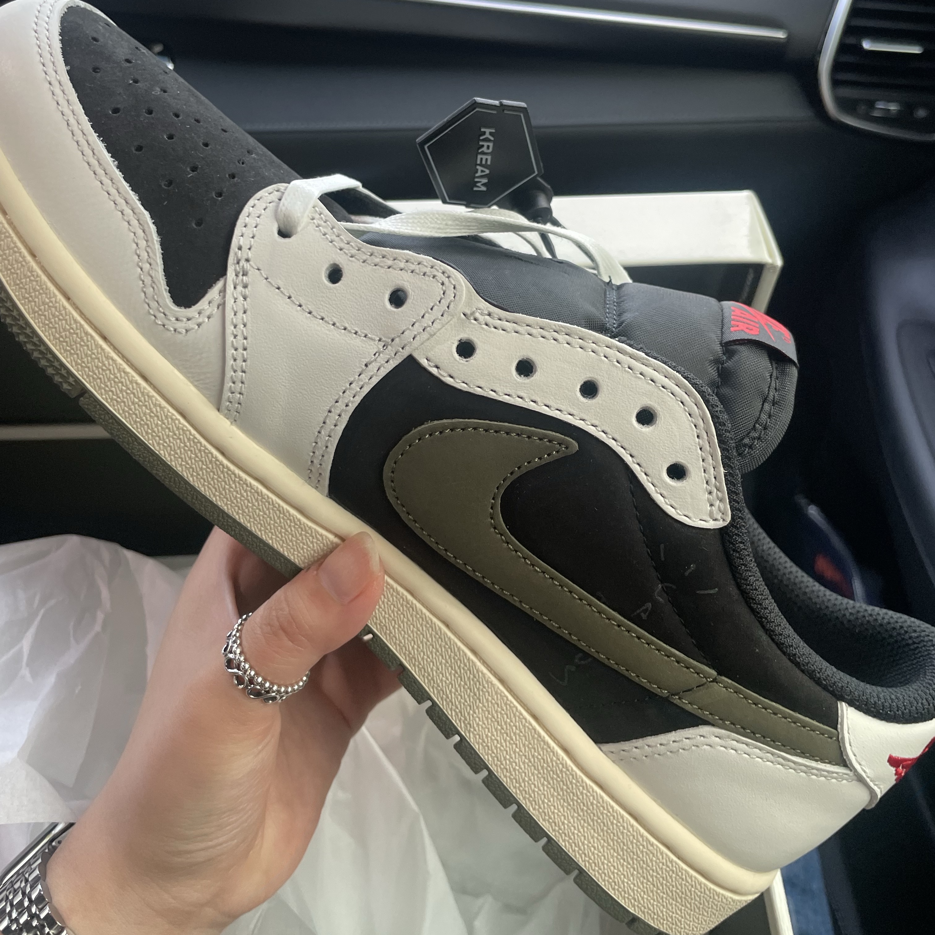 (W) Jordan 1 x Travis Scott Retro Low OG SP Medium Olive 착용 스타일 - 1