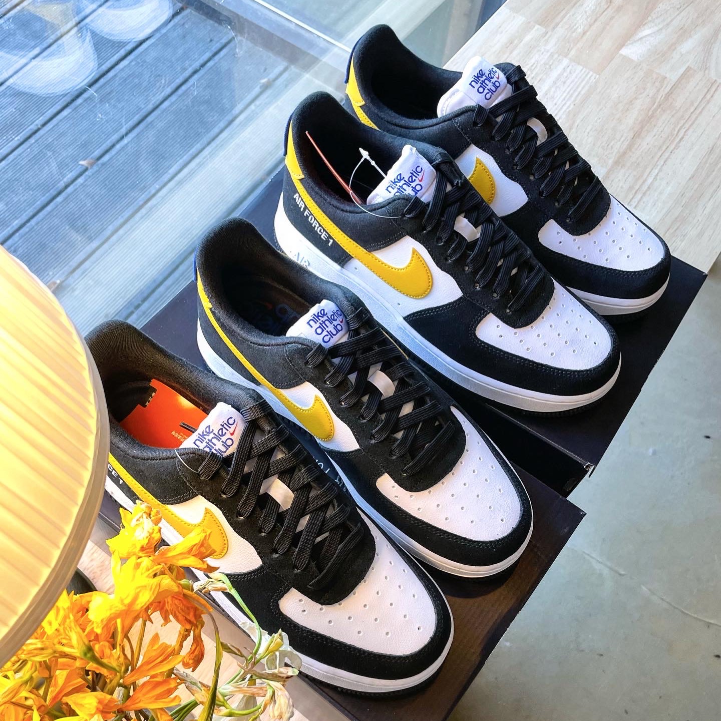 Nike Air Force 1 '07 LV8 Athletic Club Black Dark Sulfur 착용 스타일