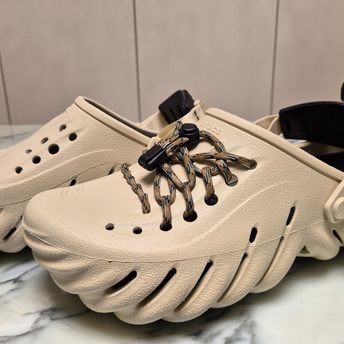Crocs Echo Clog Bone Black 착용 스타일 - 2