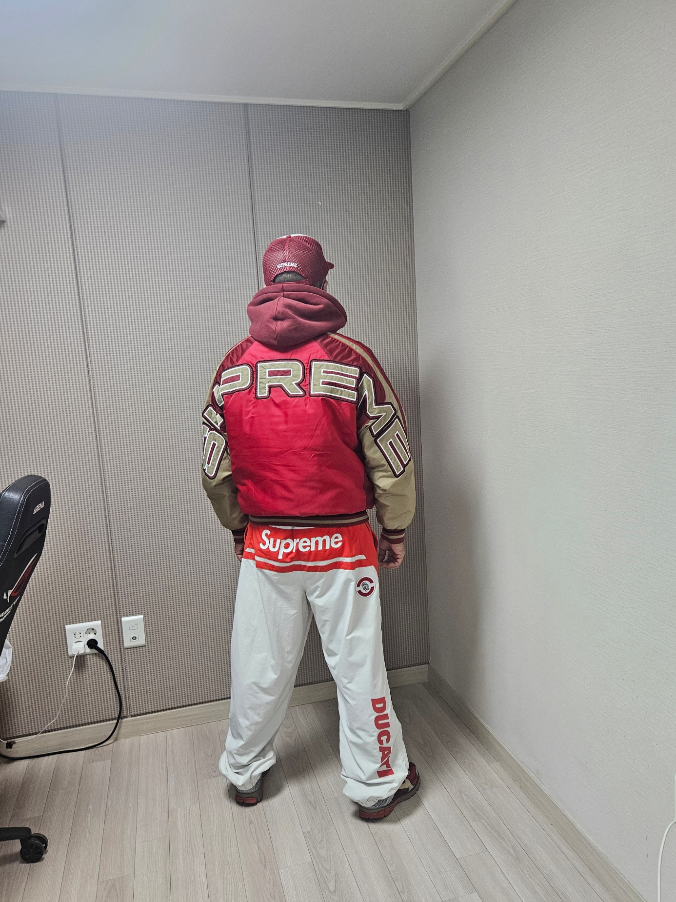 Supreme Hooded Stadium Jacket Red - 24SS, Supreme S Logo Loose Fit Jean Washed Blue - 24SS 착용 스타일 - 6