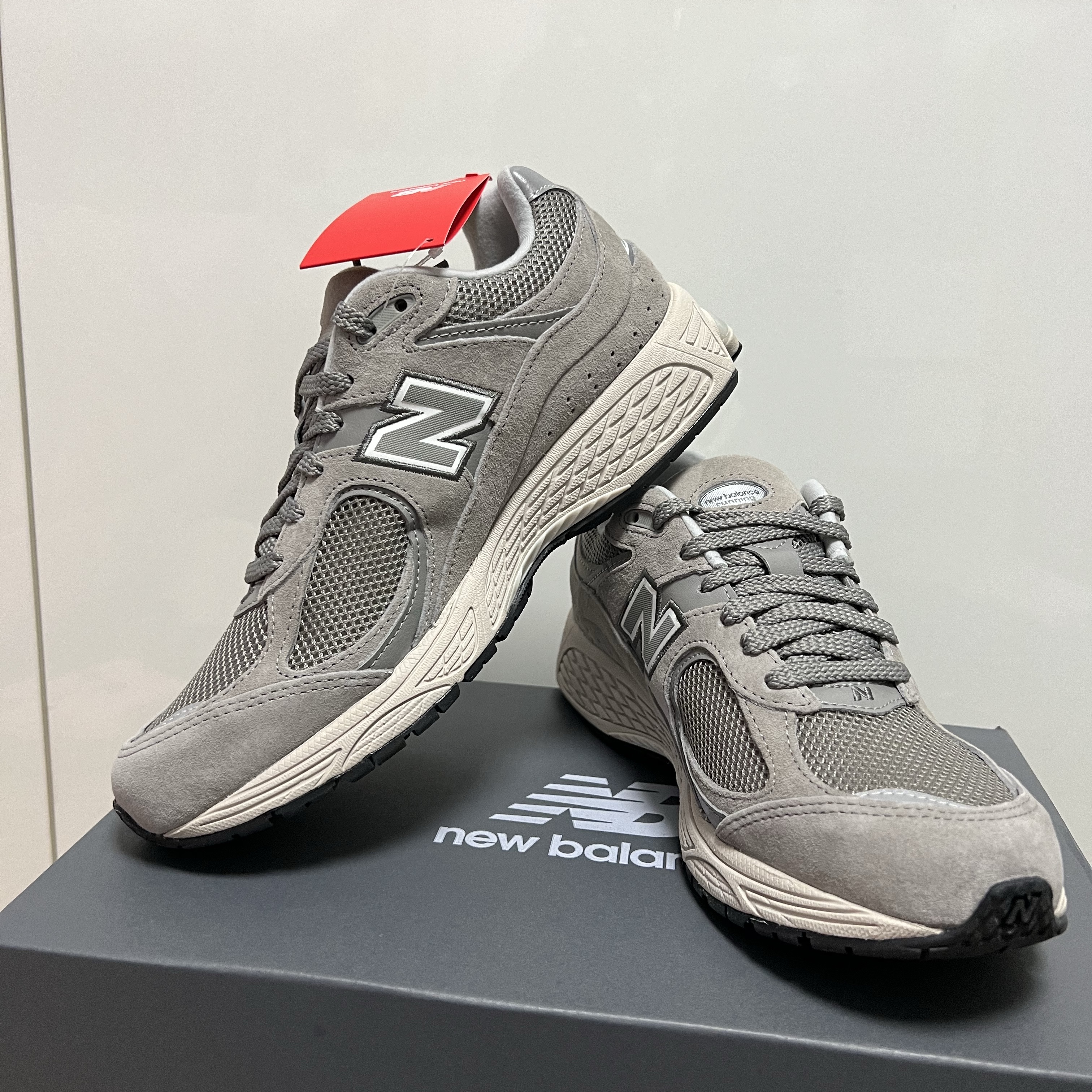 New Balance 2002R Grey 착용 스타일 - 1