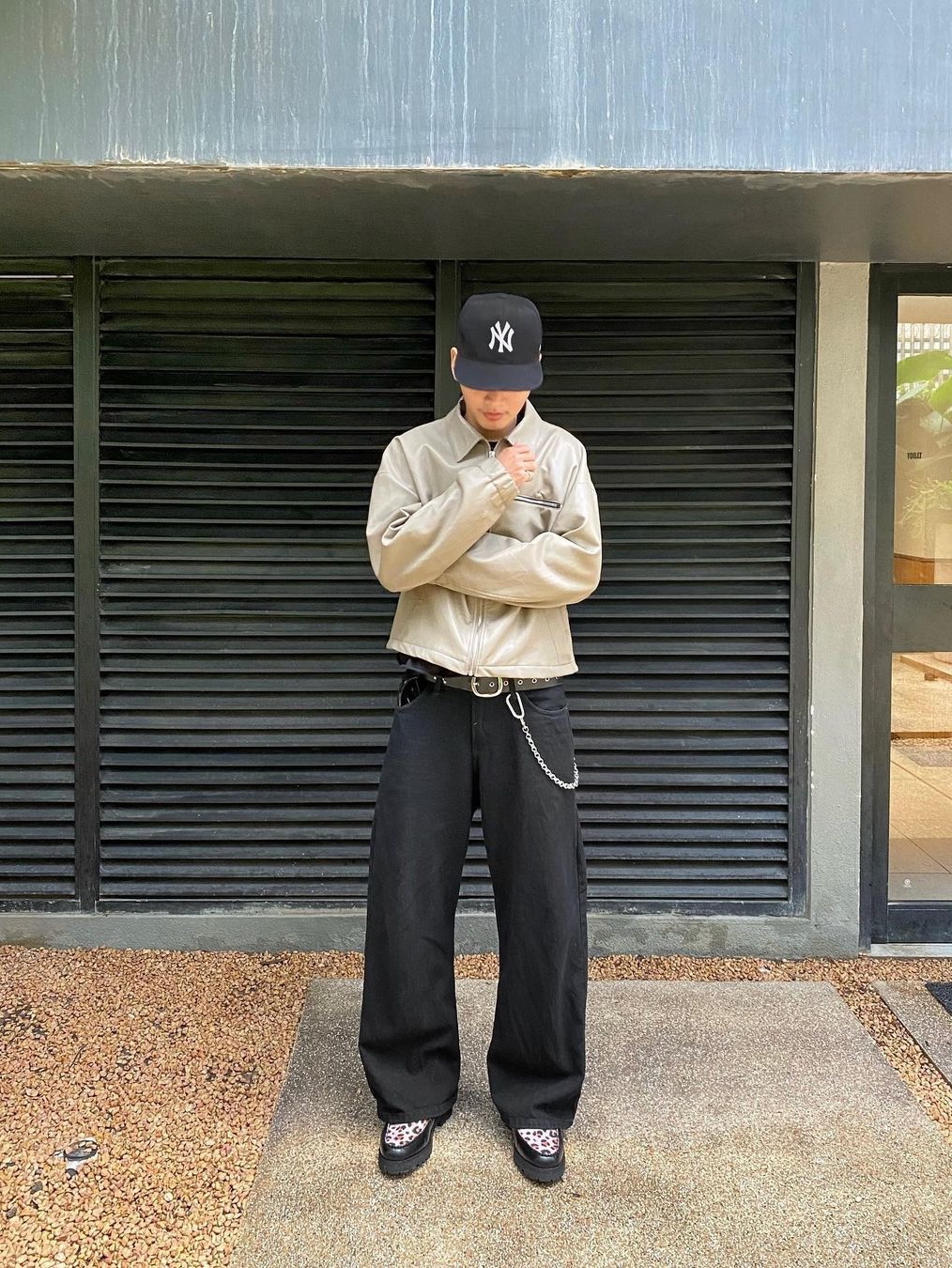 New Era x MoMA New York Yankees Cap Black 착용 스타일 - 2