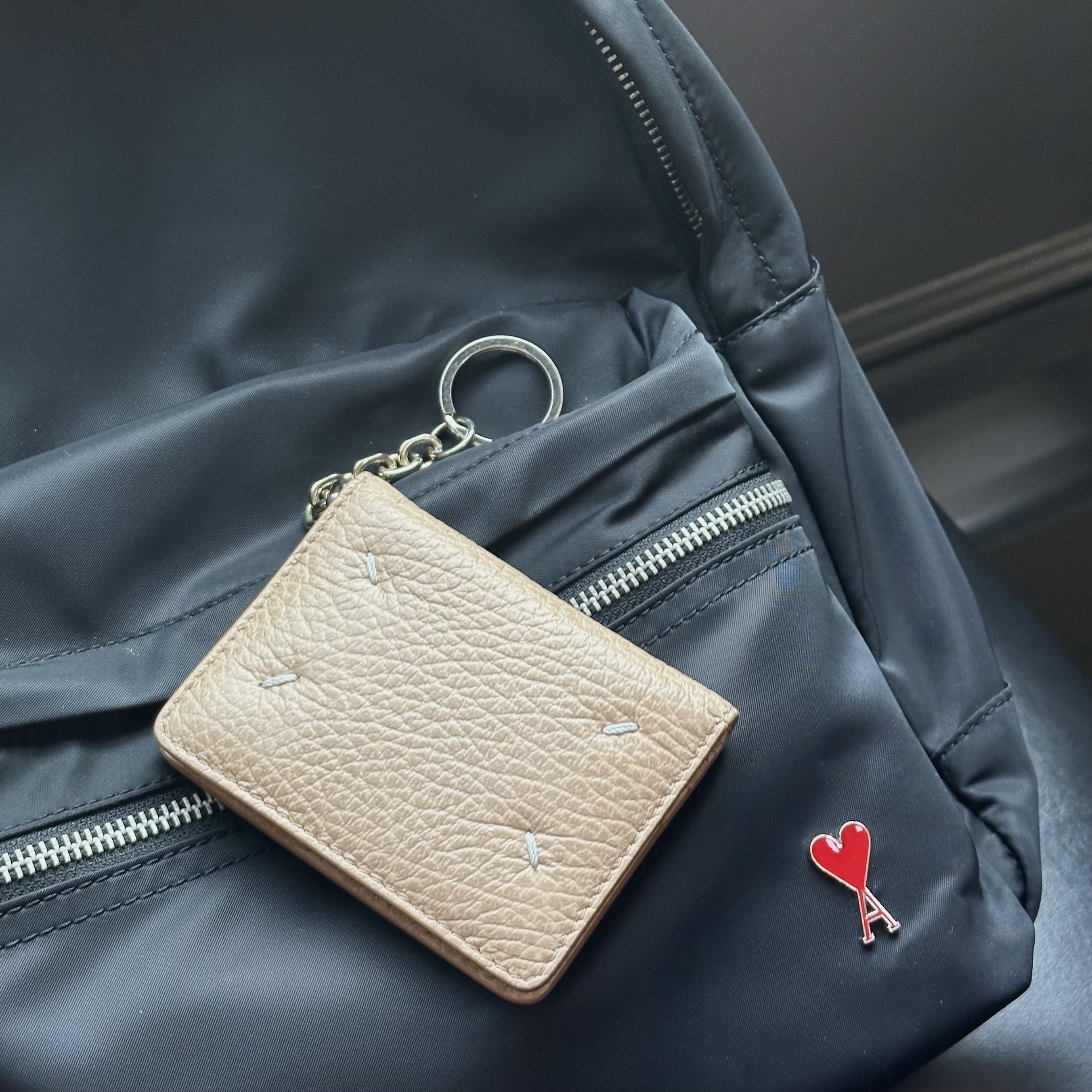 Maison Margiela Keyring Wallet Almond, Ami De Coeur Backpack Black 착용 스타일