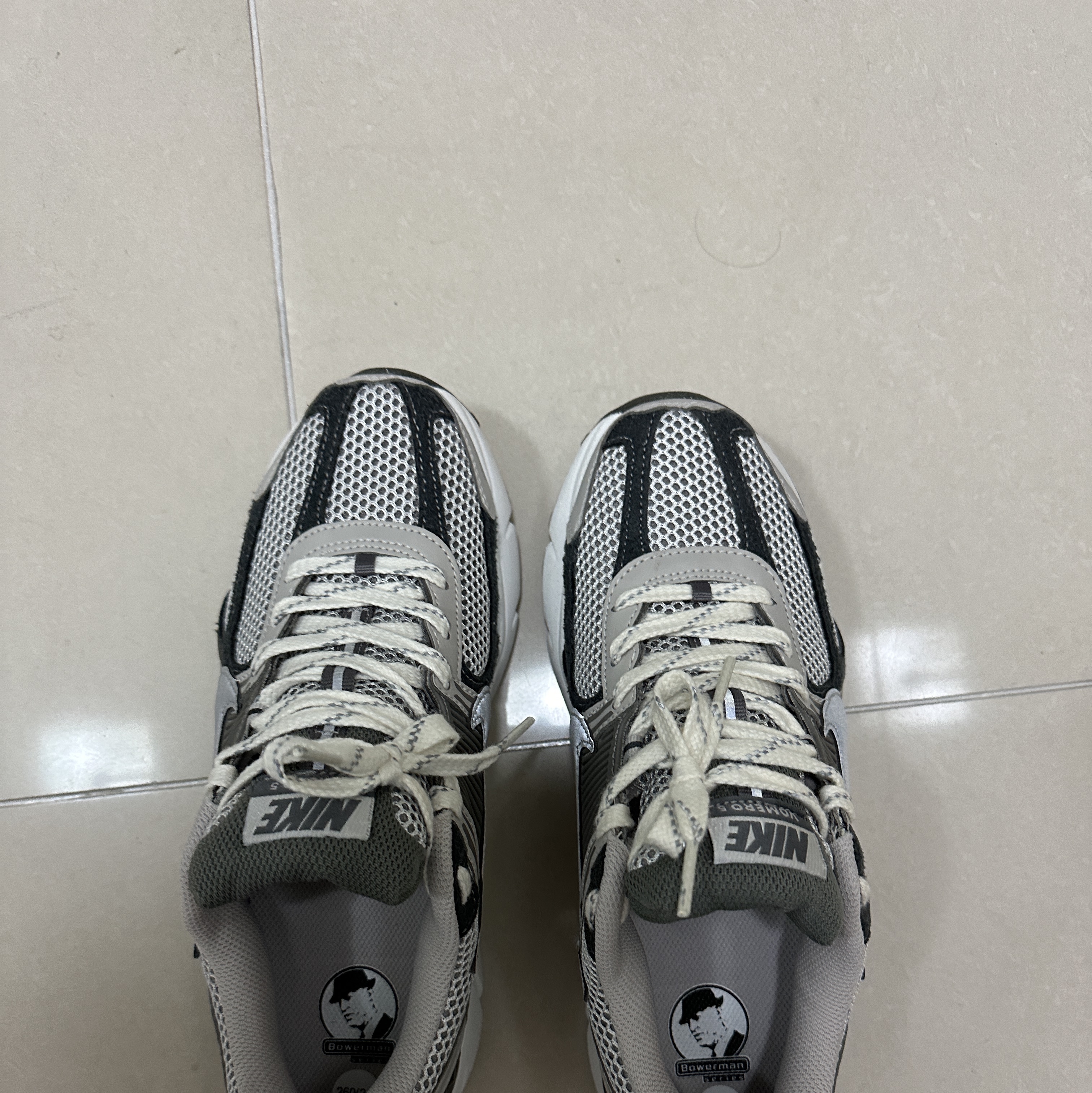 Nike Zoom Vomero 5 PRM Light Iron Ore and Flat Fewter 착용 스타일
