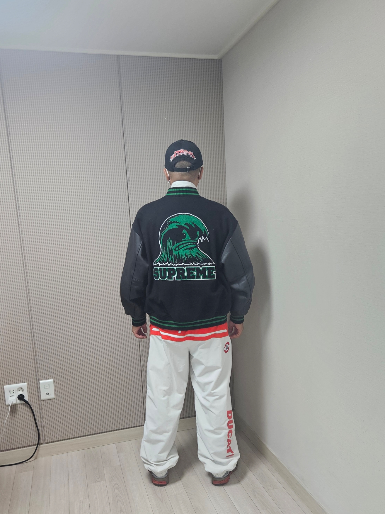 Supreme Wave Varsity Jacket Black - 24SS, Supreme S Logo Loose Fit Jean Washed Blue - 24SS 착용 스타일 - 4