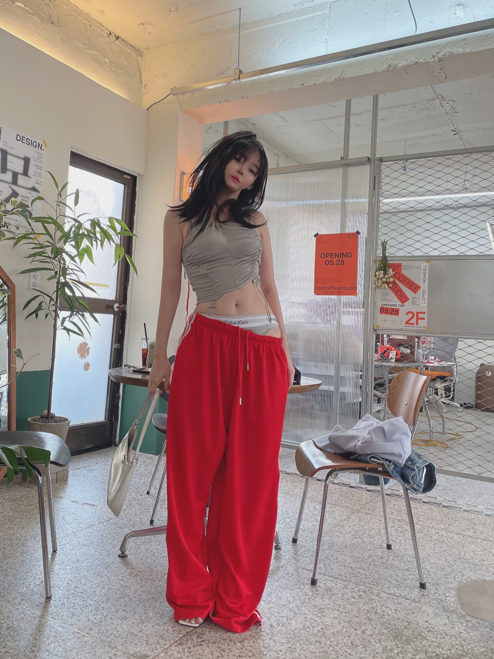 Prada Cleo Brushed Leather Shoulder Bag White, Open Yy x Hello Kitty Trucker Cap Black 착용 스타일 - 1