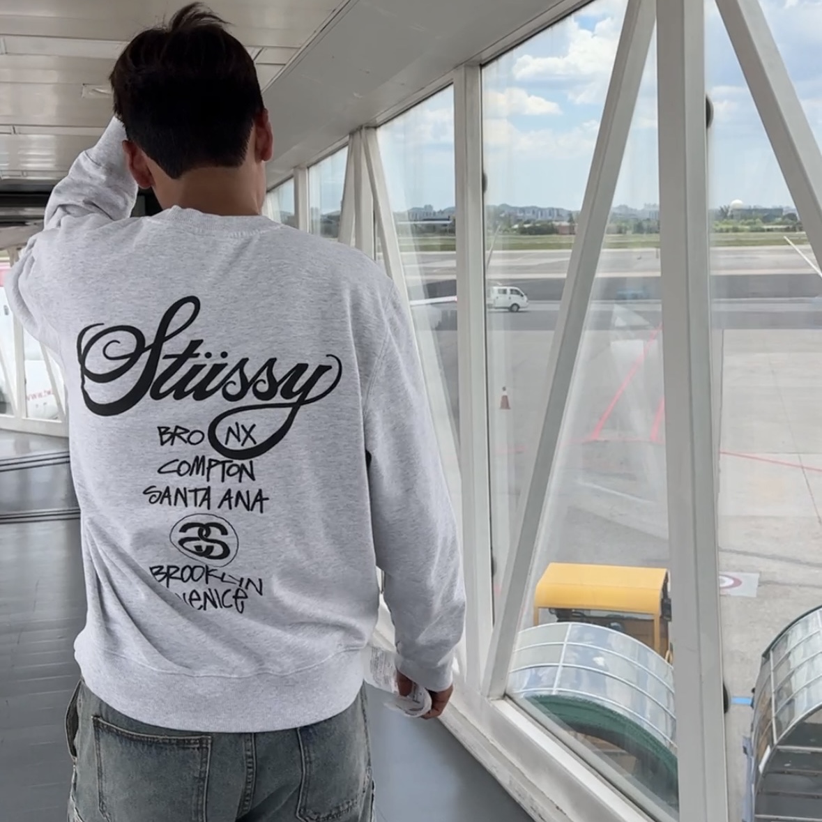 Stussy World Tour Crew Ash Heather 2023 착용 스타일