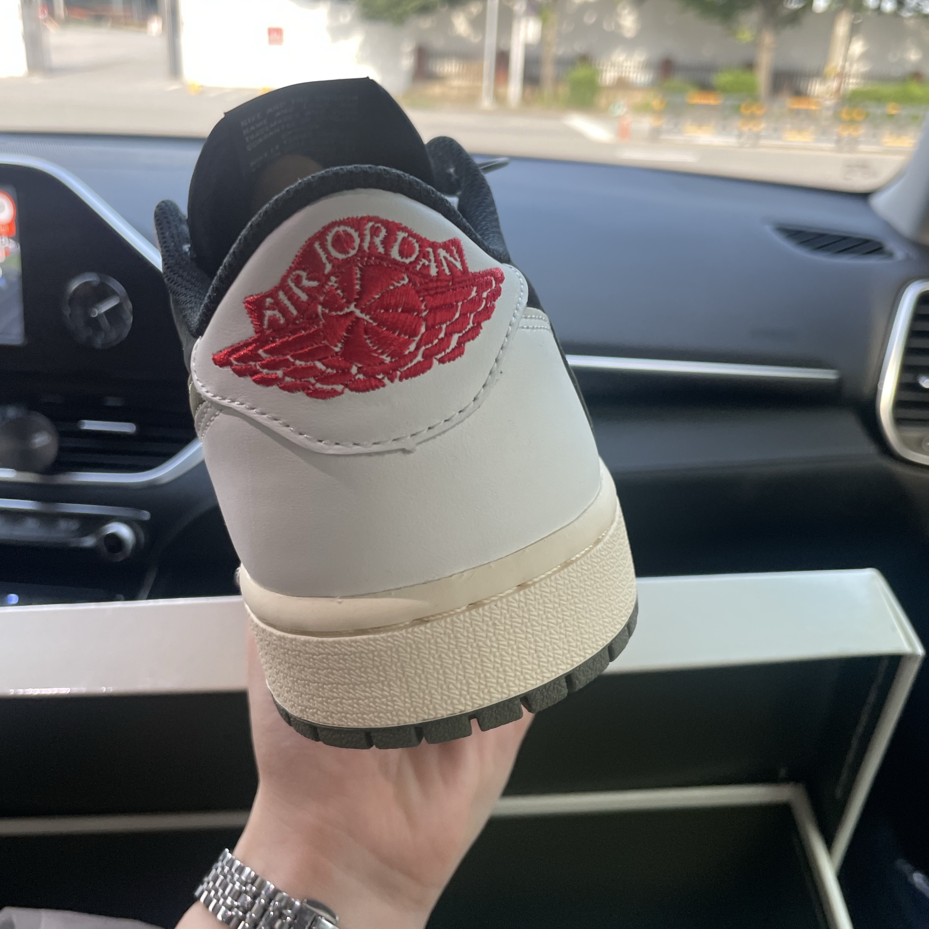 (W) Jordan 1 x Travis Scott Retro Low OG SP Medium Olive 착용 스타일 - 2