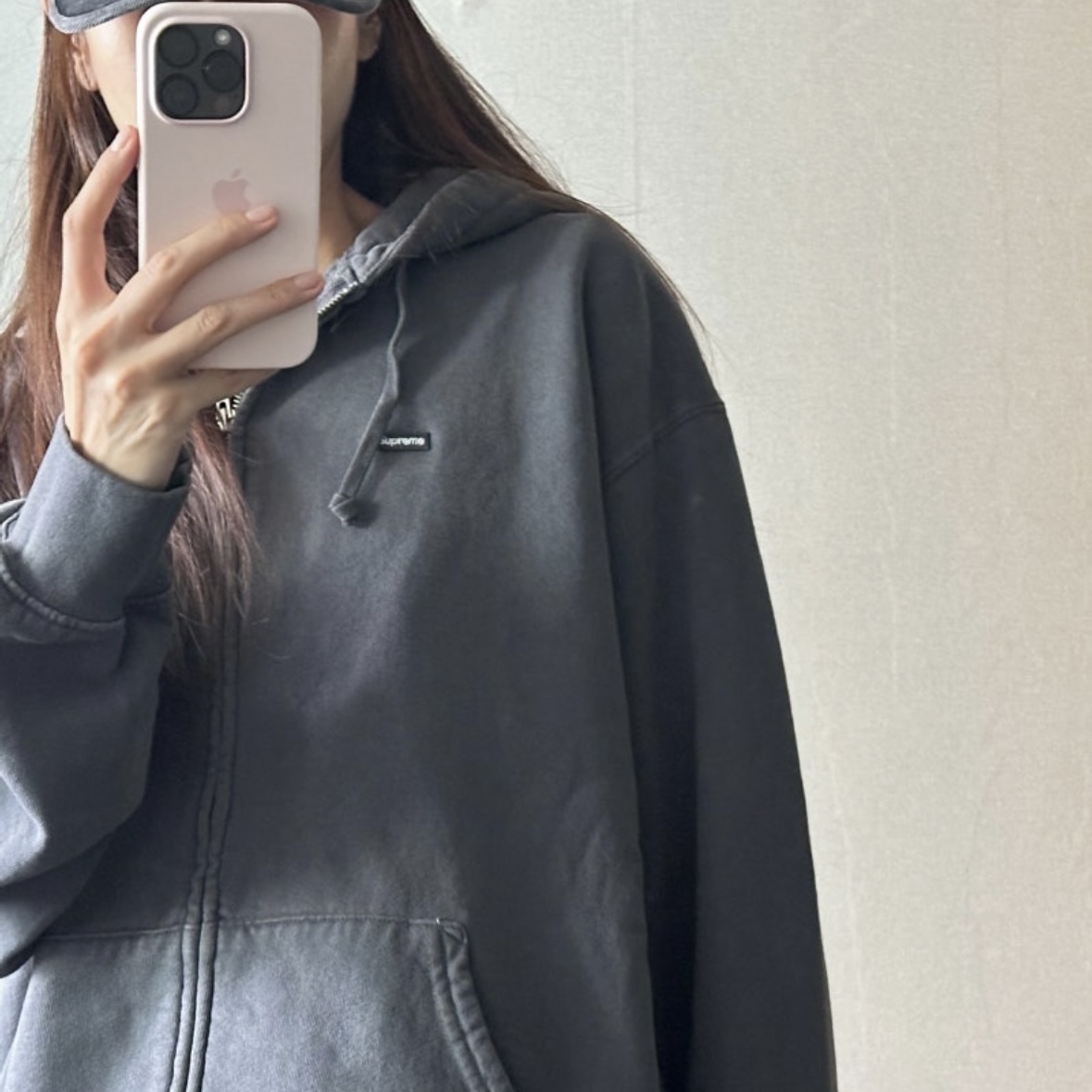 Supreme Denim Camp Cap Black - 24SS, Supreme Overdyed Small Box Zip Up Hooded Sweatshirt Black - 24SS 착용 스타일 - 3