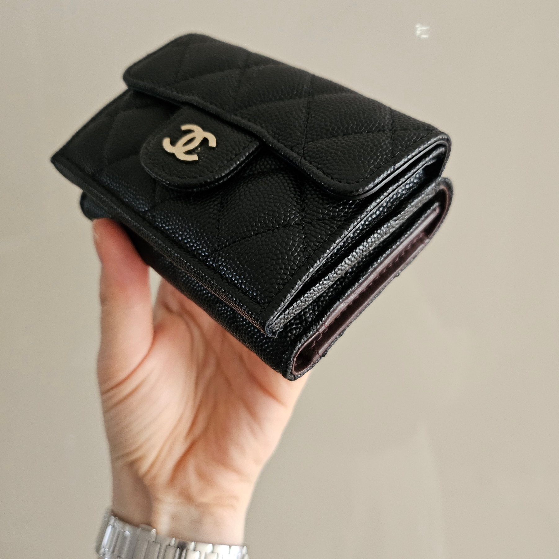 Chanel Classic Small Flap Wallet Grained Shiny Calfskin & Gold Black 착용 스타일 - 2