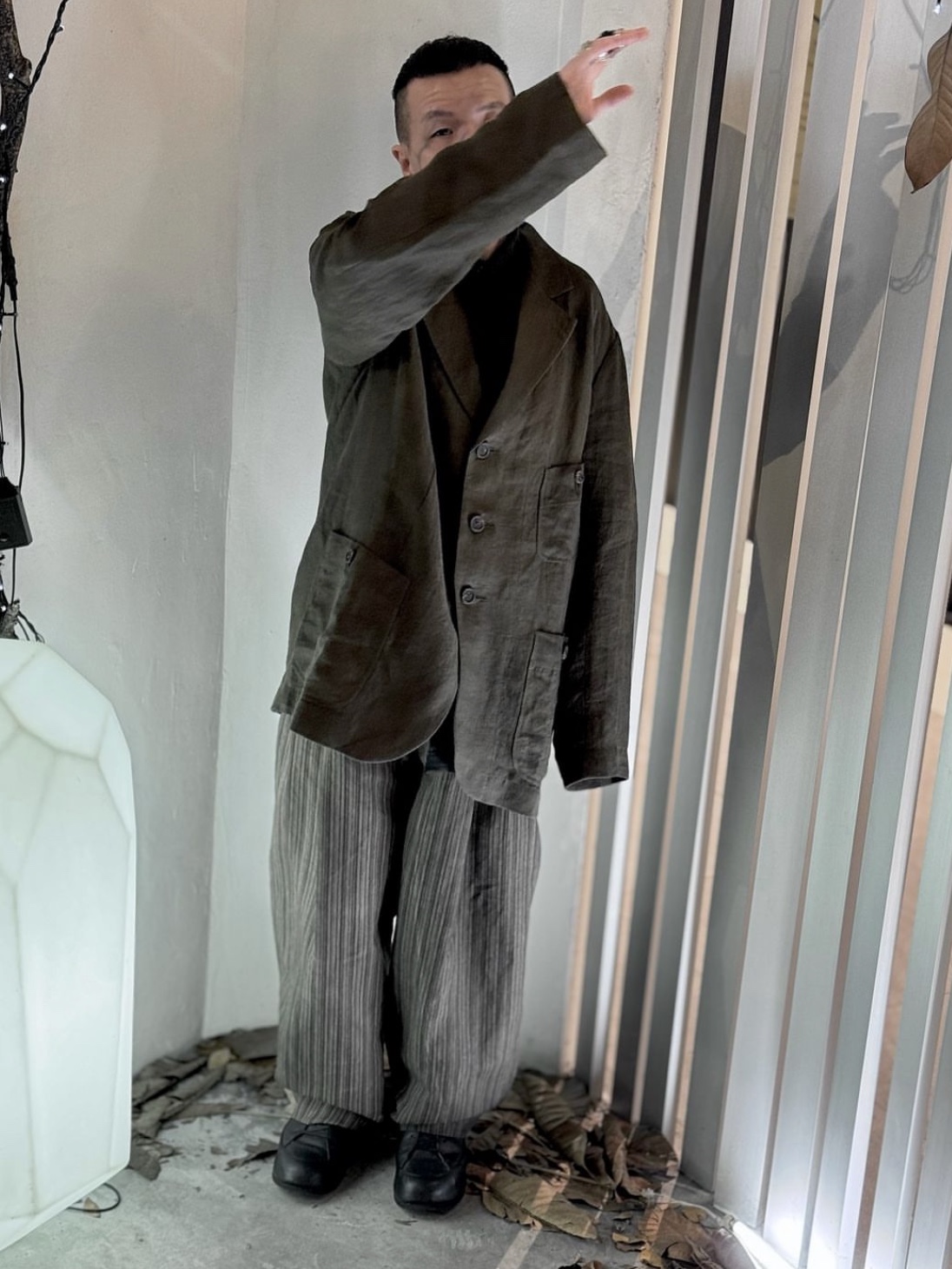 Ziggy Chen Classic Single Breasted Blazer Brown, Ziggy Chen Wide Leg Long Trousers Brown 착용 스타일 - 1