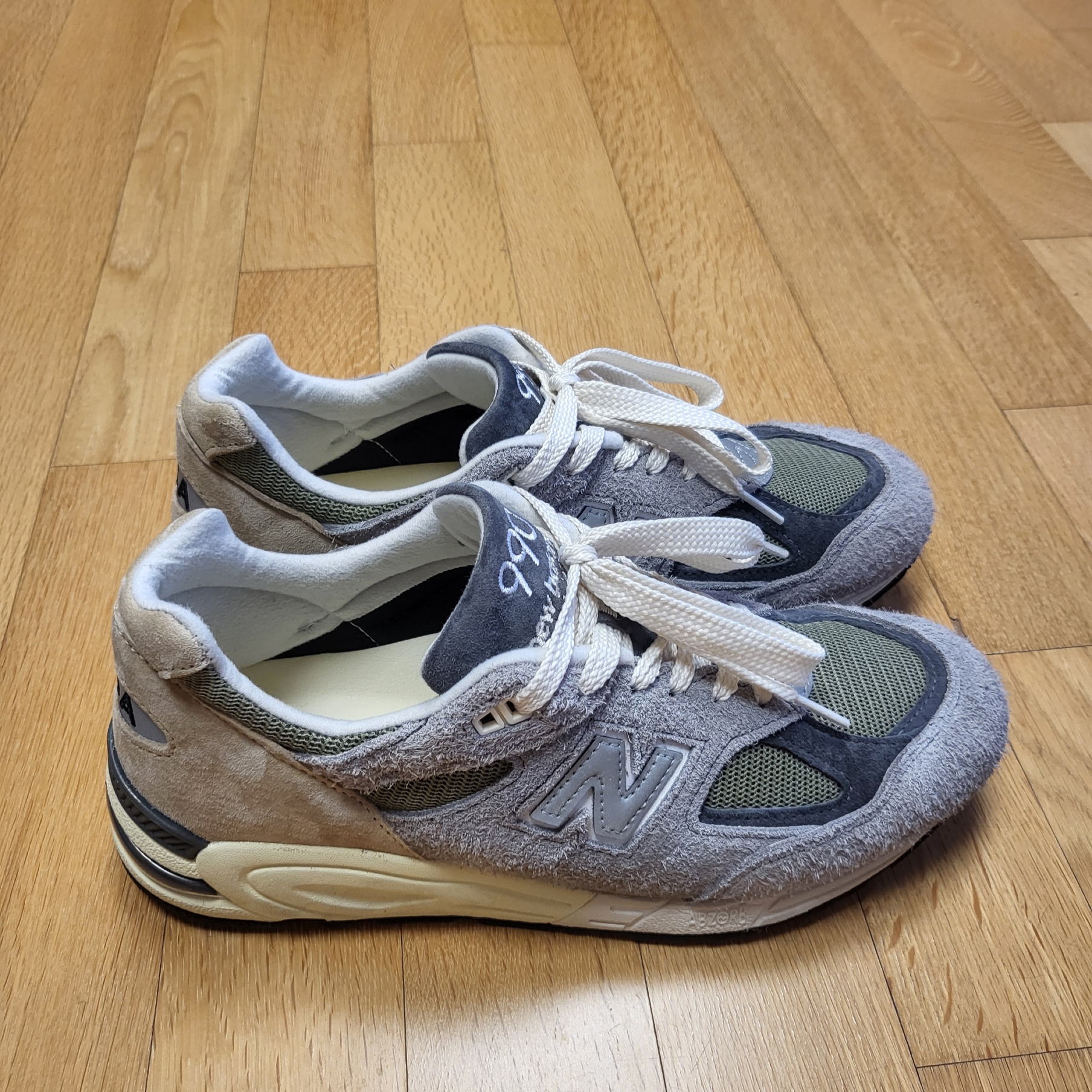 New Balance 990v2 Made in USA Marblehead Incense, New Balance 991 Made in UK Finale Pale Khaki Silver Mink 착용 스타일 - 5