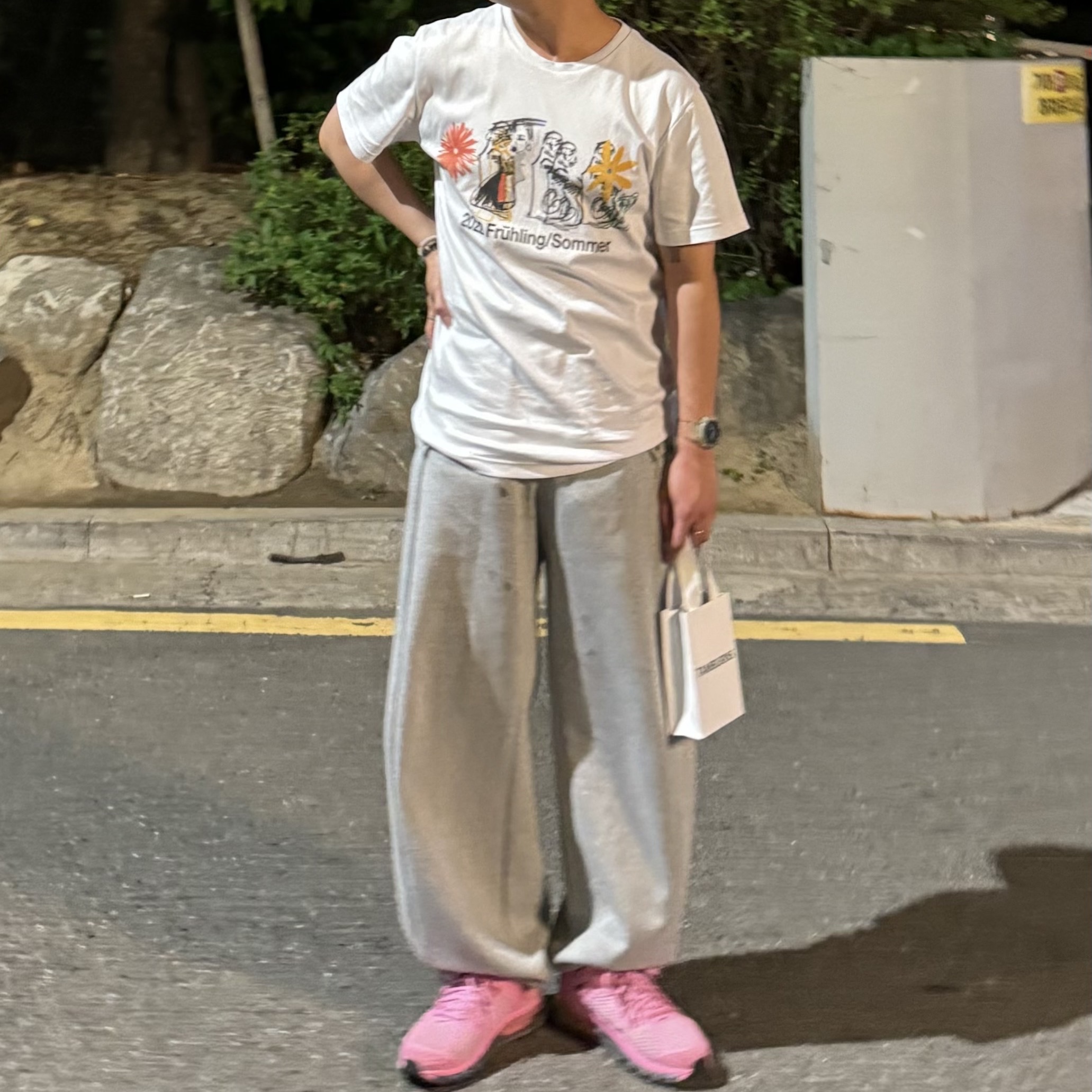 Nike x Stussy Air Max 2013 Psychic Pink, The Museum Visitor Statue T-Shirt White 착용 스타일