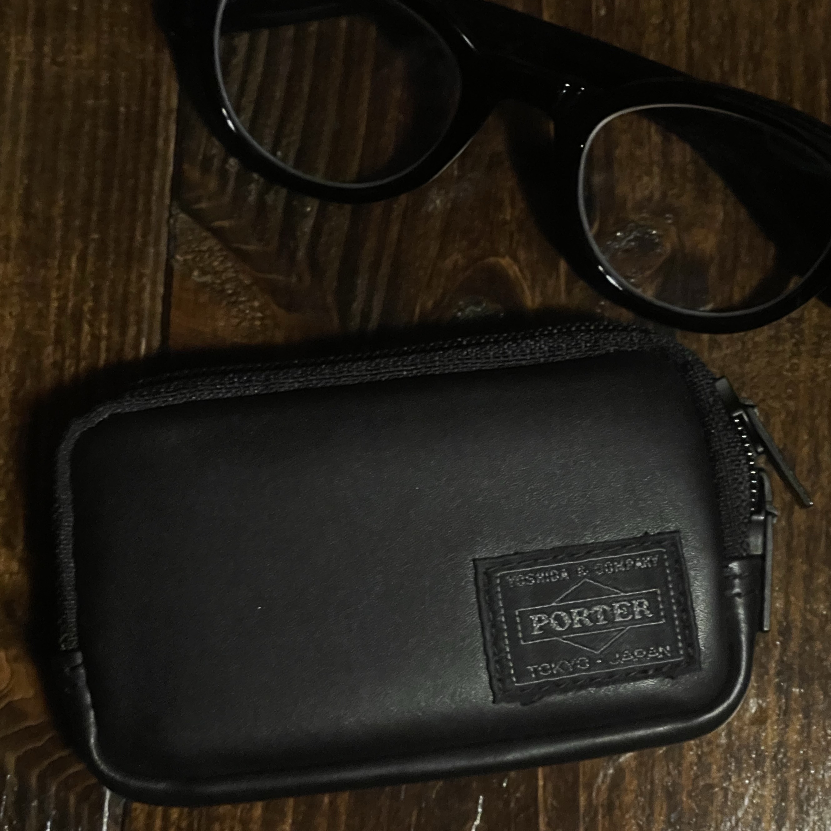 Porter Aloof Coin Case Black 착용 스타일