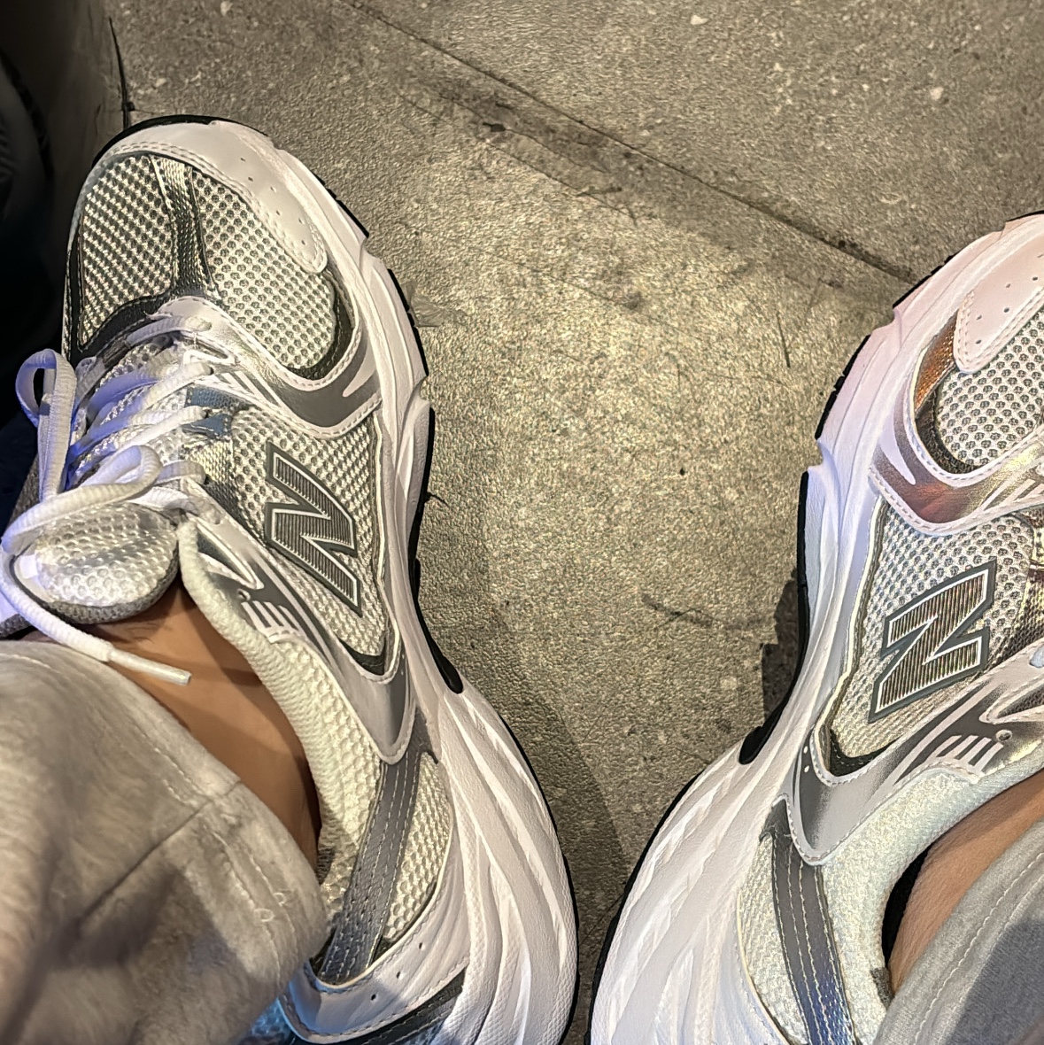 New Balance 530 White Silver 착용 스타일