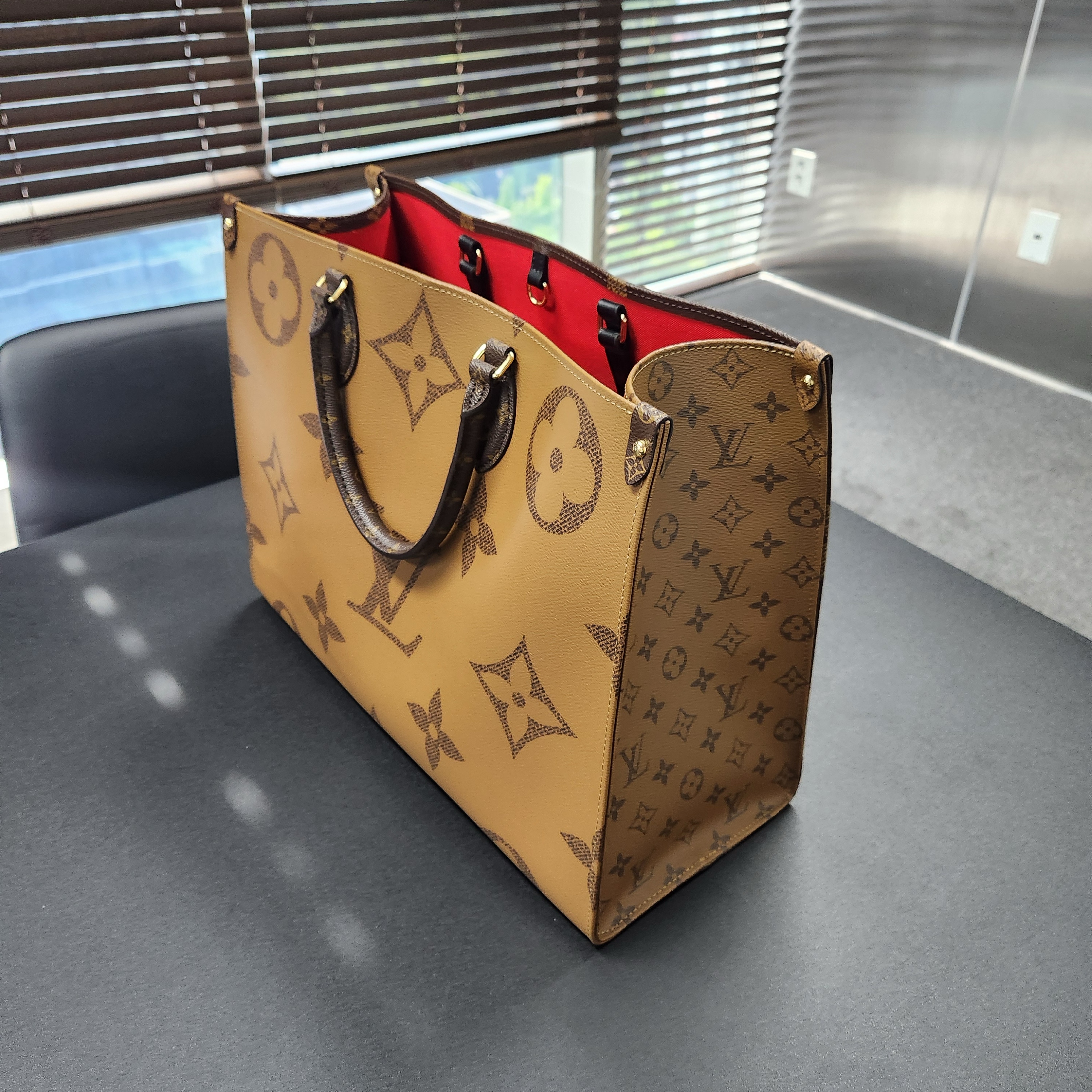 Louis Vuitton Onthego GM Monogram 착용 스타일