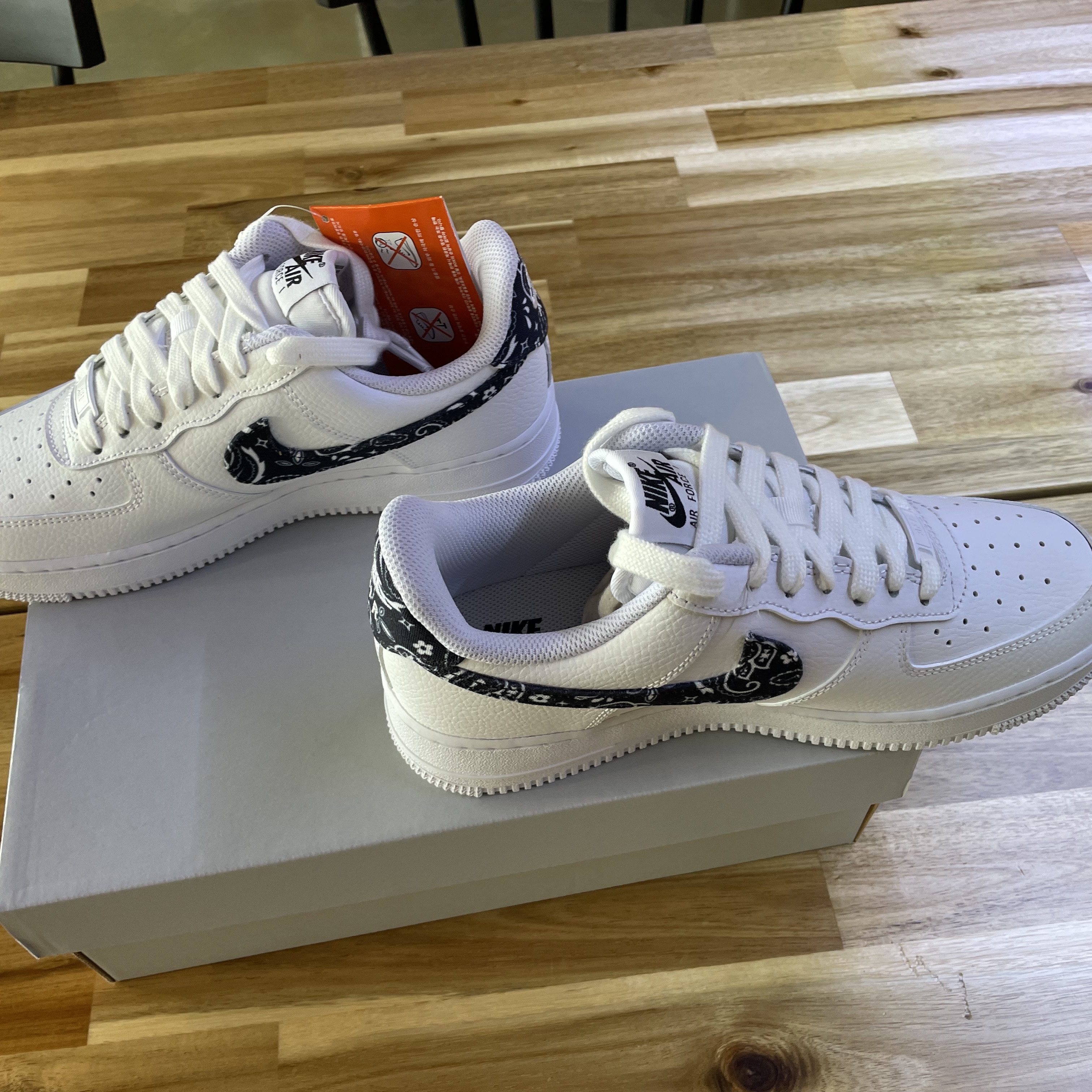 (W) Nike Air Force 1 '07 Essential Paisley Swoosh White Black 착용 스타일