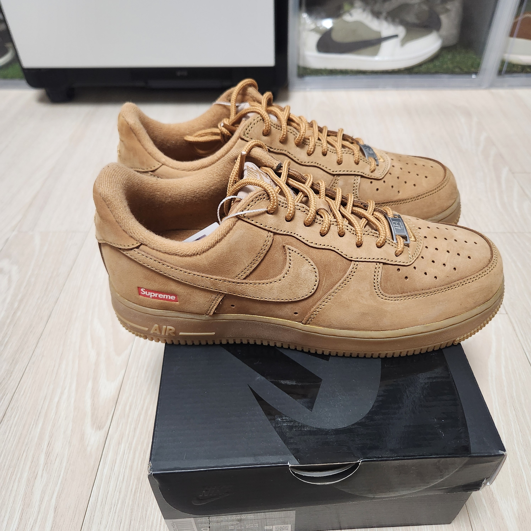 Nike x Supreme Air Force 1 Low Flax, Nike x Supreme Air Force 1 Low Black 착용 스타일 - 3