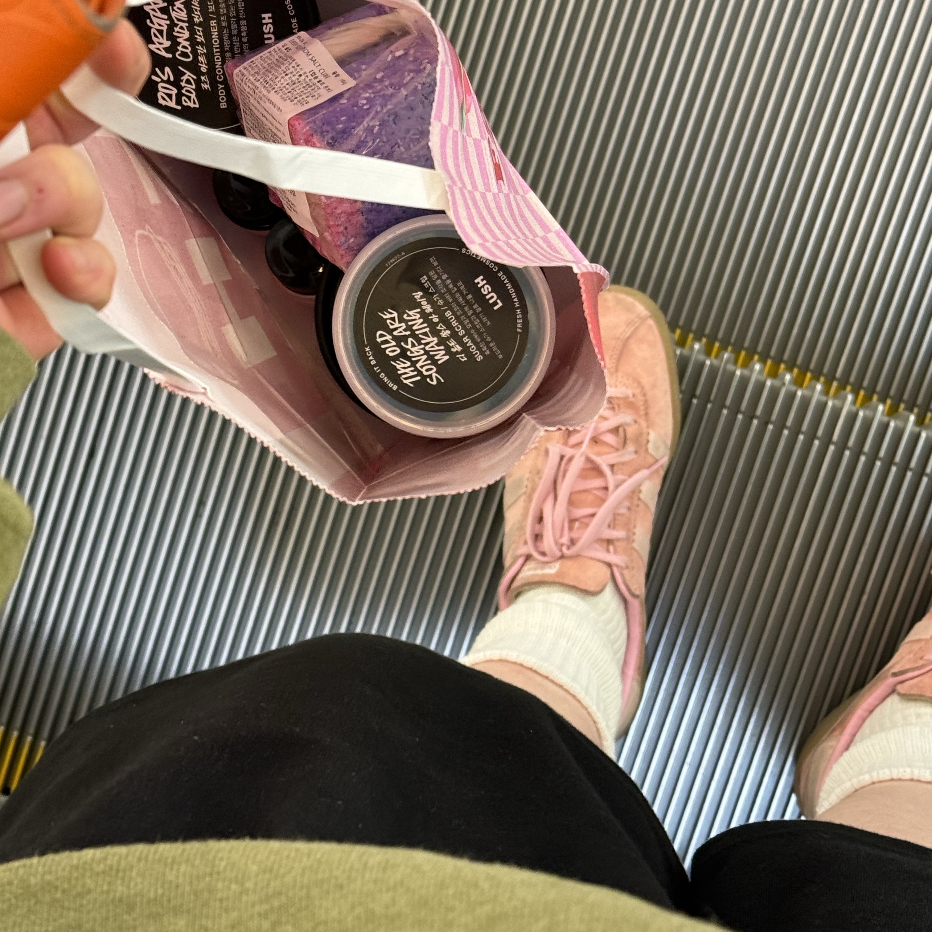 Adidas Bermuda Glow Pink 착용 스타일 - 2