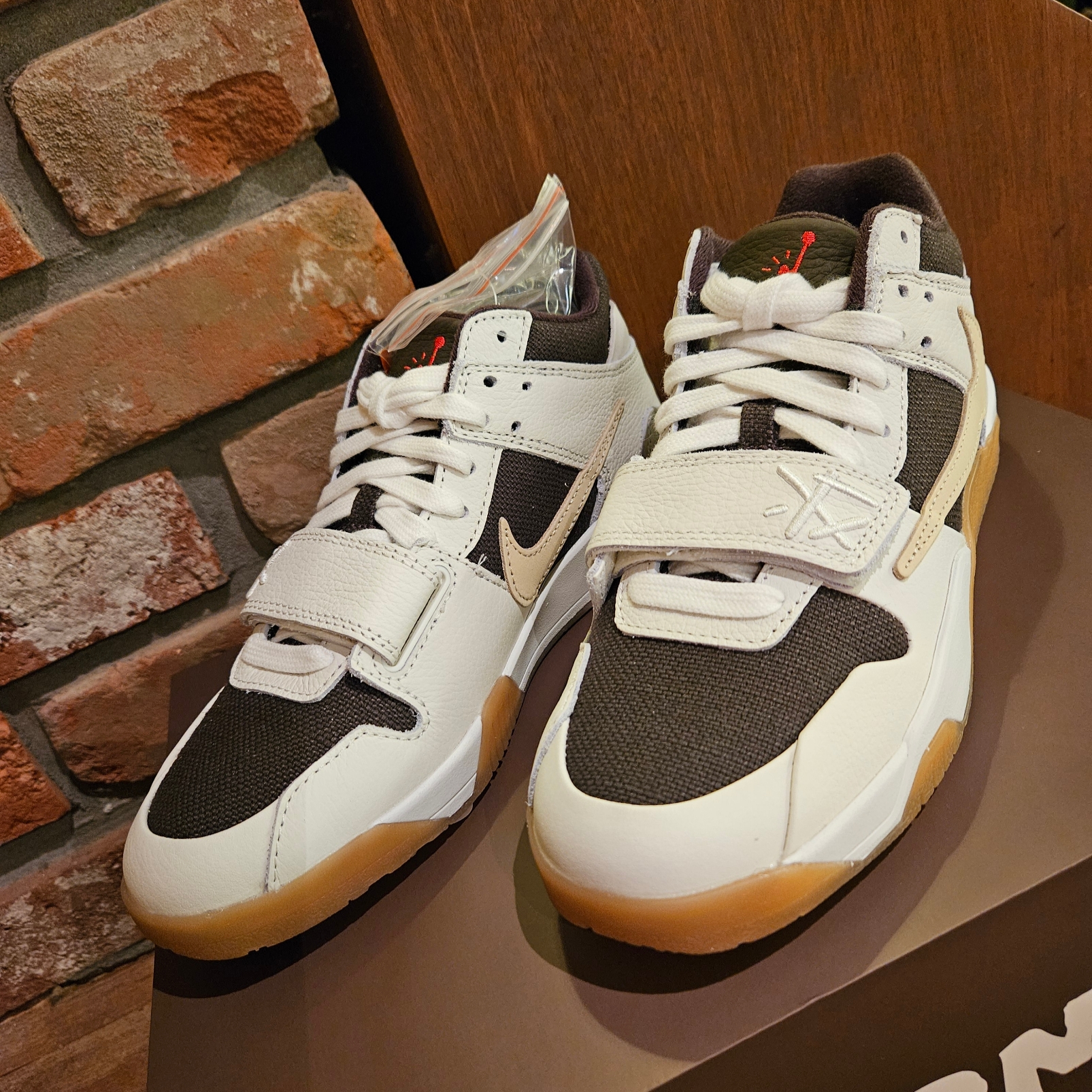 Jordan x Travis Scott Jumpman Jack TR Sail and Dark Mocha 착용 스타일 - 1