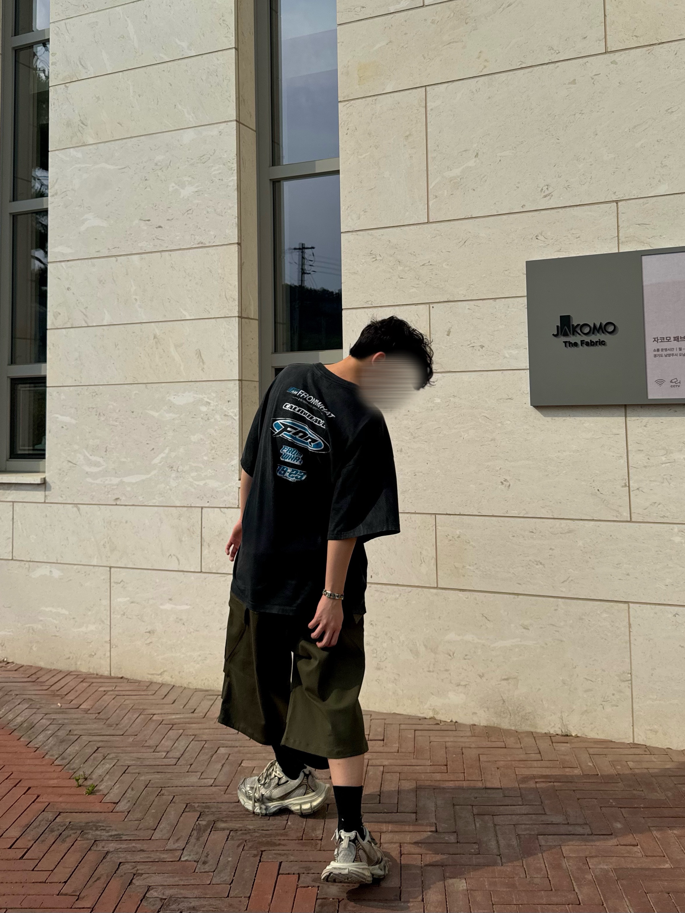 Farfromwhat Far Washed Logo T-Shirt Black, Nonnod Side Cargo Shorts Khaki 착용 스타일 - 2