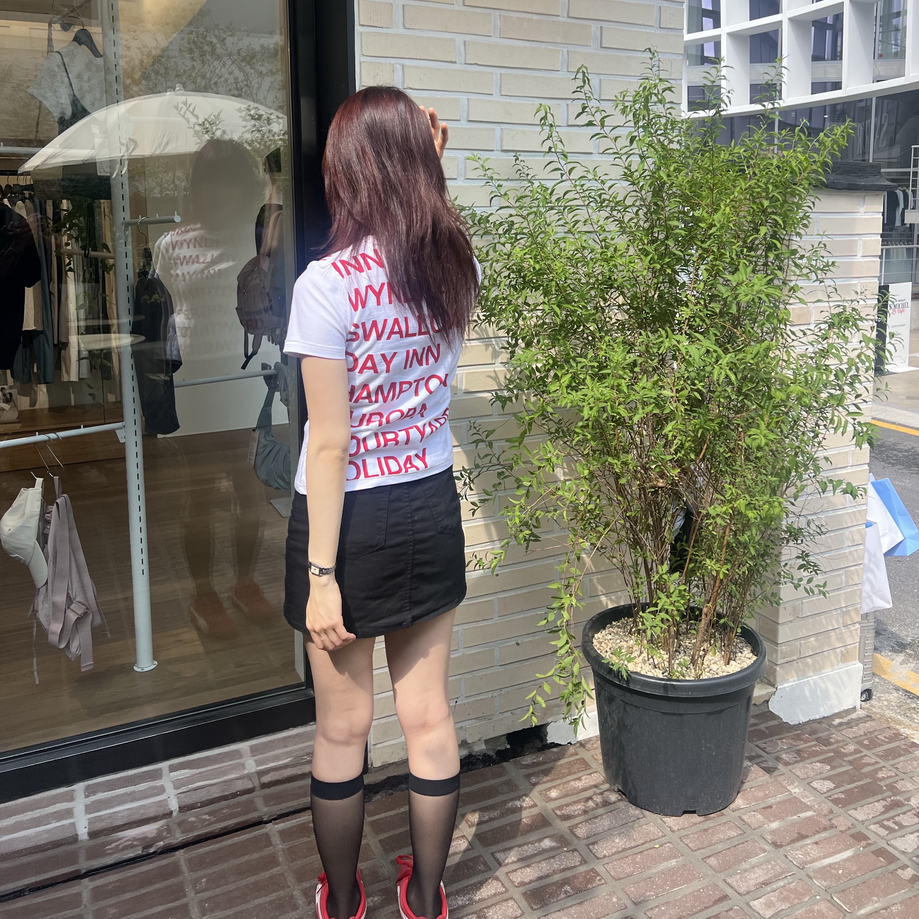 [KREAM 단독] Safarispot Women 1/2 Highway Inn T-Shirt White Red, Puma Speedcat OG Sparco Ribbon Red White 착용 스타일 - 2