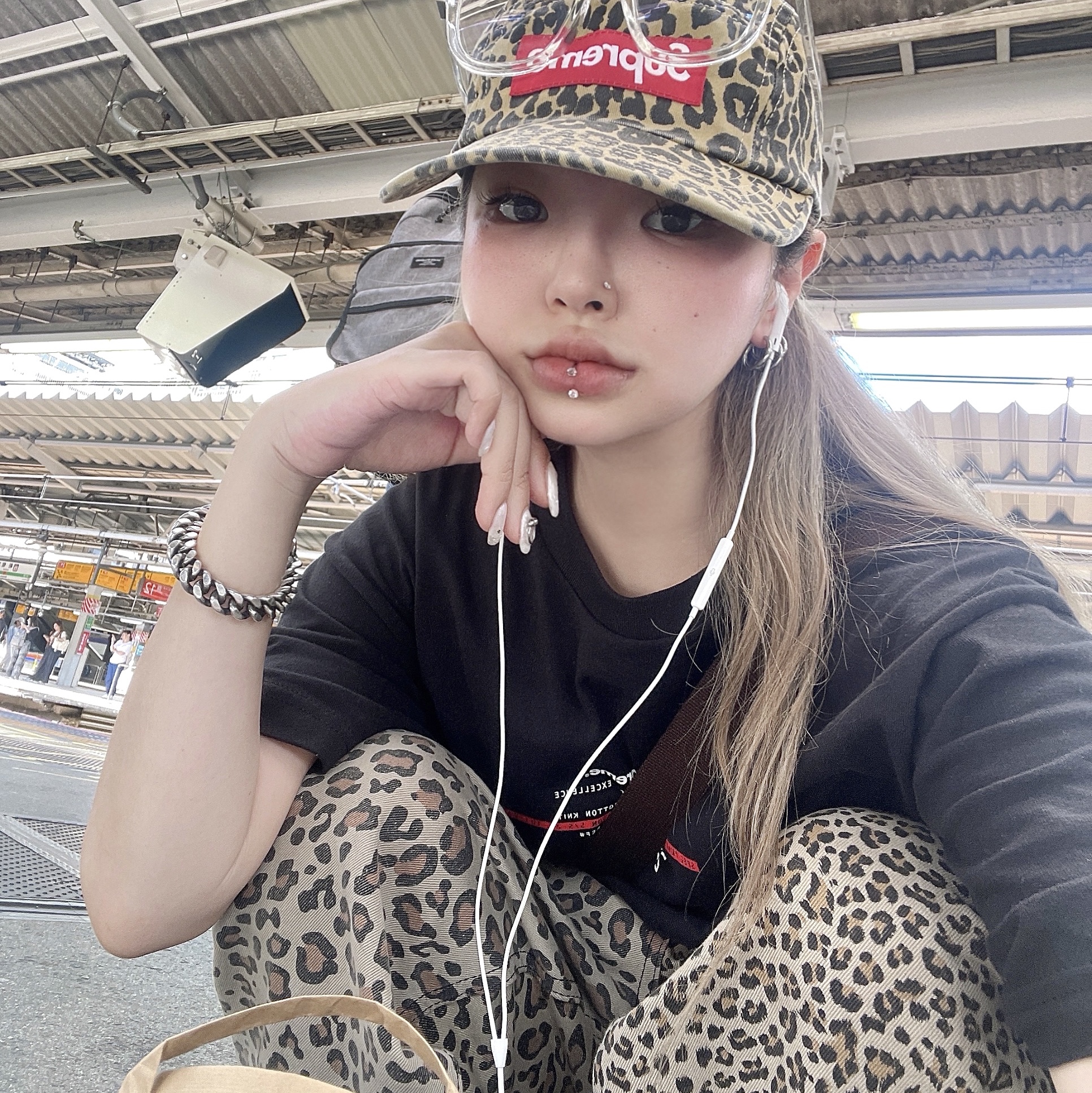 Supreme Standard T-Shirt Black - 24SS, Supreme Washed Chino Twill Camp Cap Leopard - 23FW 착용 스타일