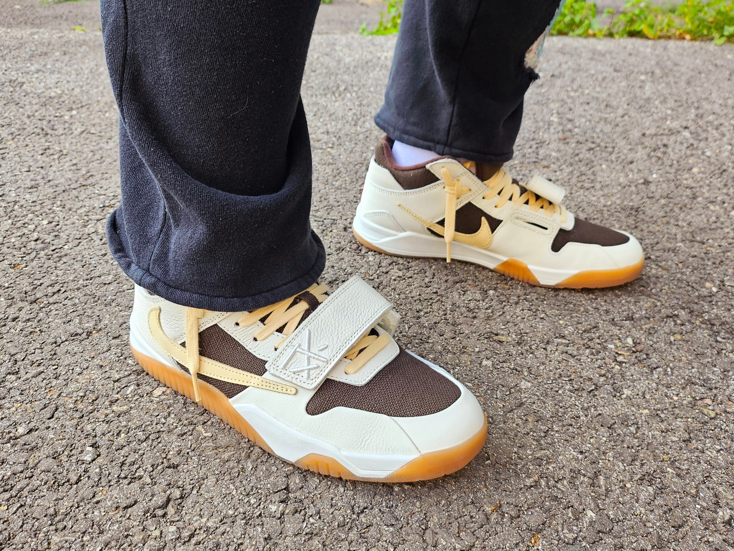 Jordan x Travis Scott Jumpman Jack TR Sail and Dark Mocha 착용 스타일 - 3