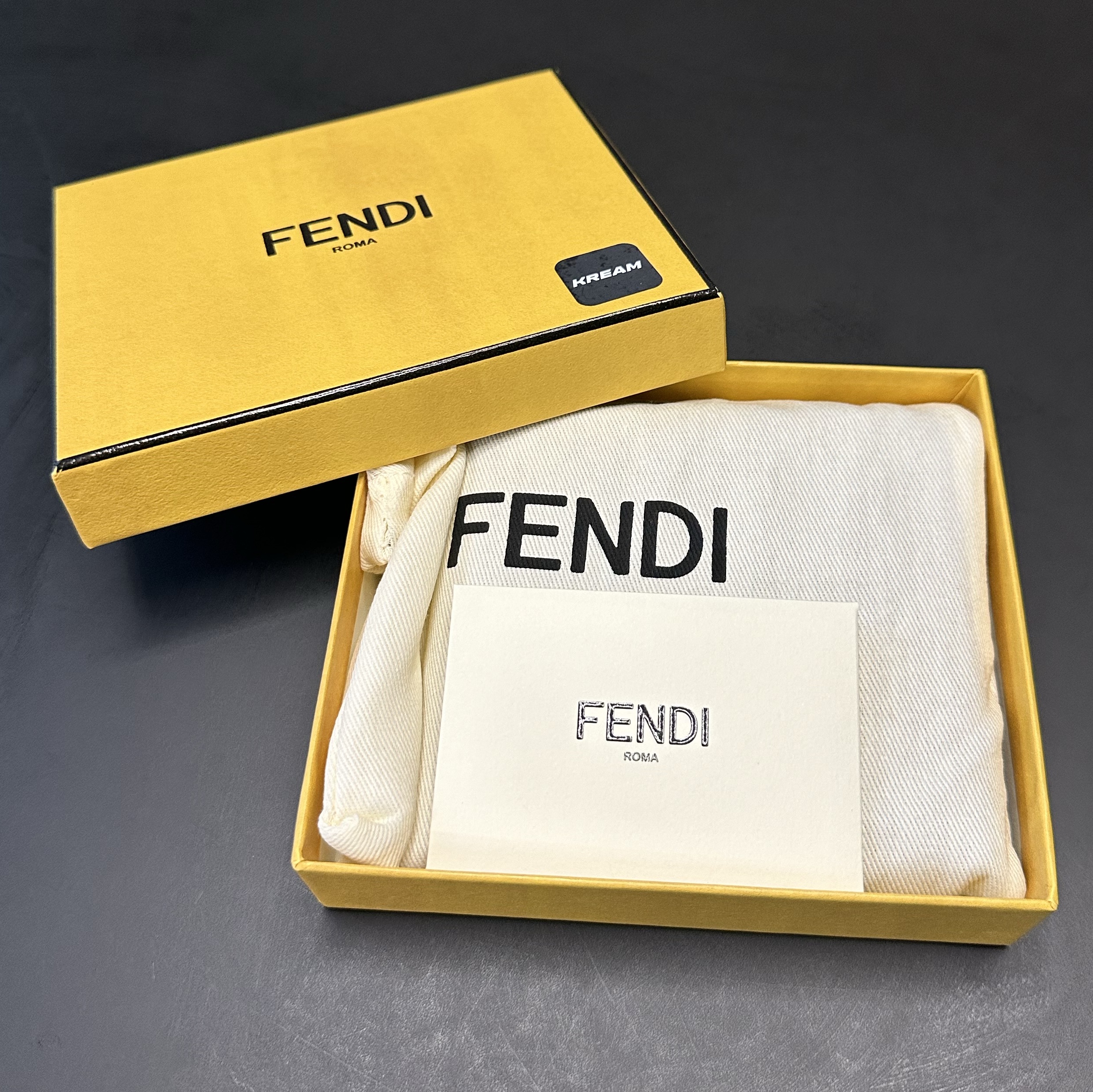 Fendi FF Fabric Bifold Wallet Brown 착용 스타일 - 5